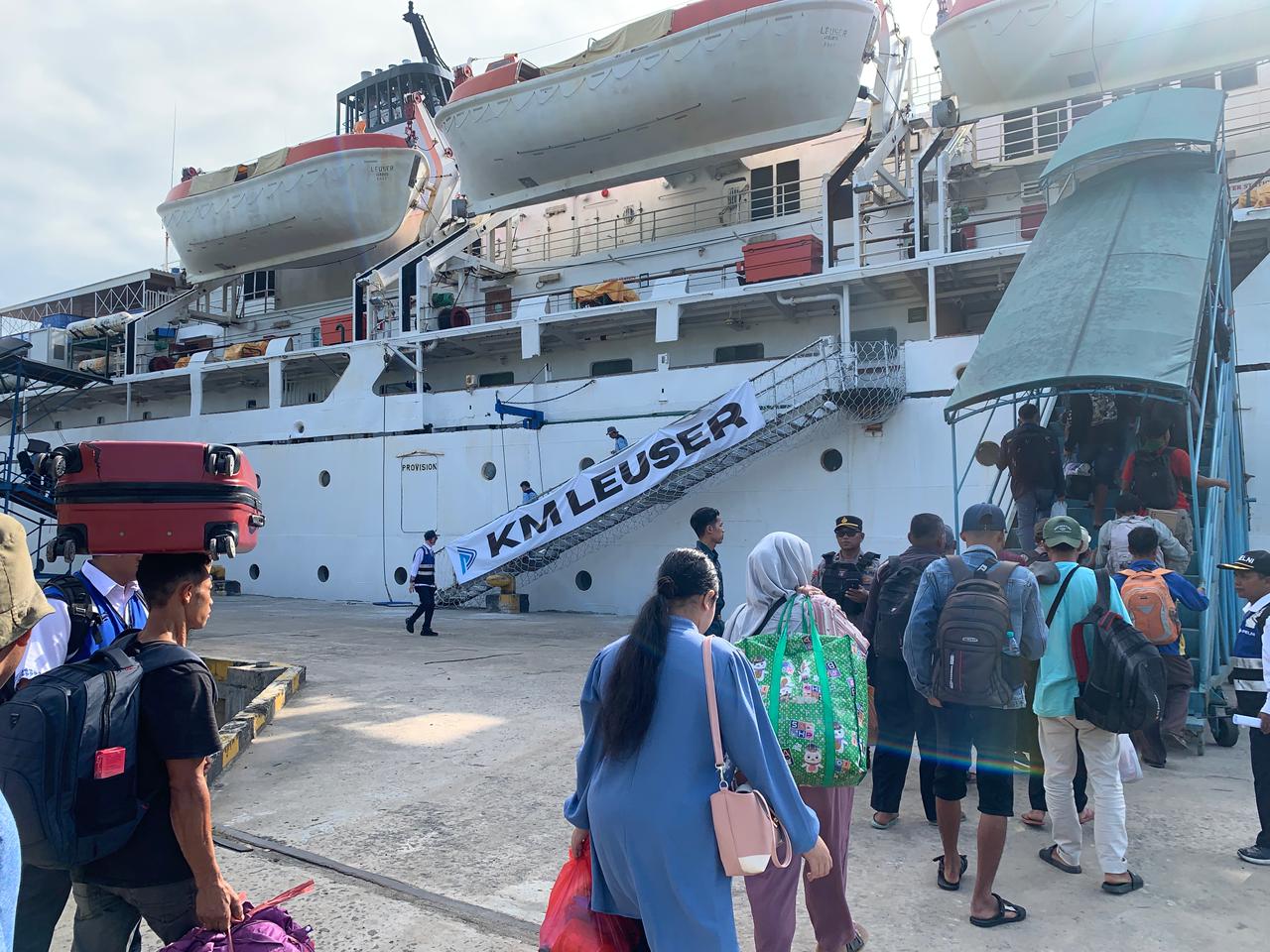 Suasana Keberangkatan penumpang KM Leuser dari Pelabuhan Sampit menuju Surabaya, baru-baru tadi.
