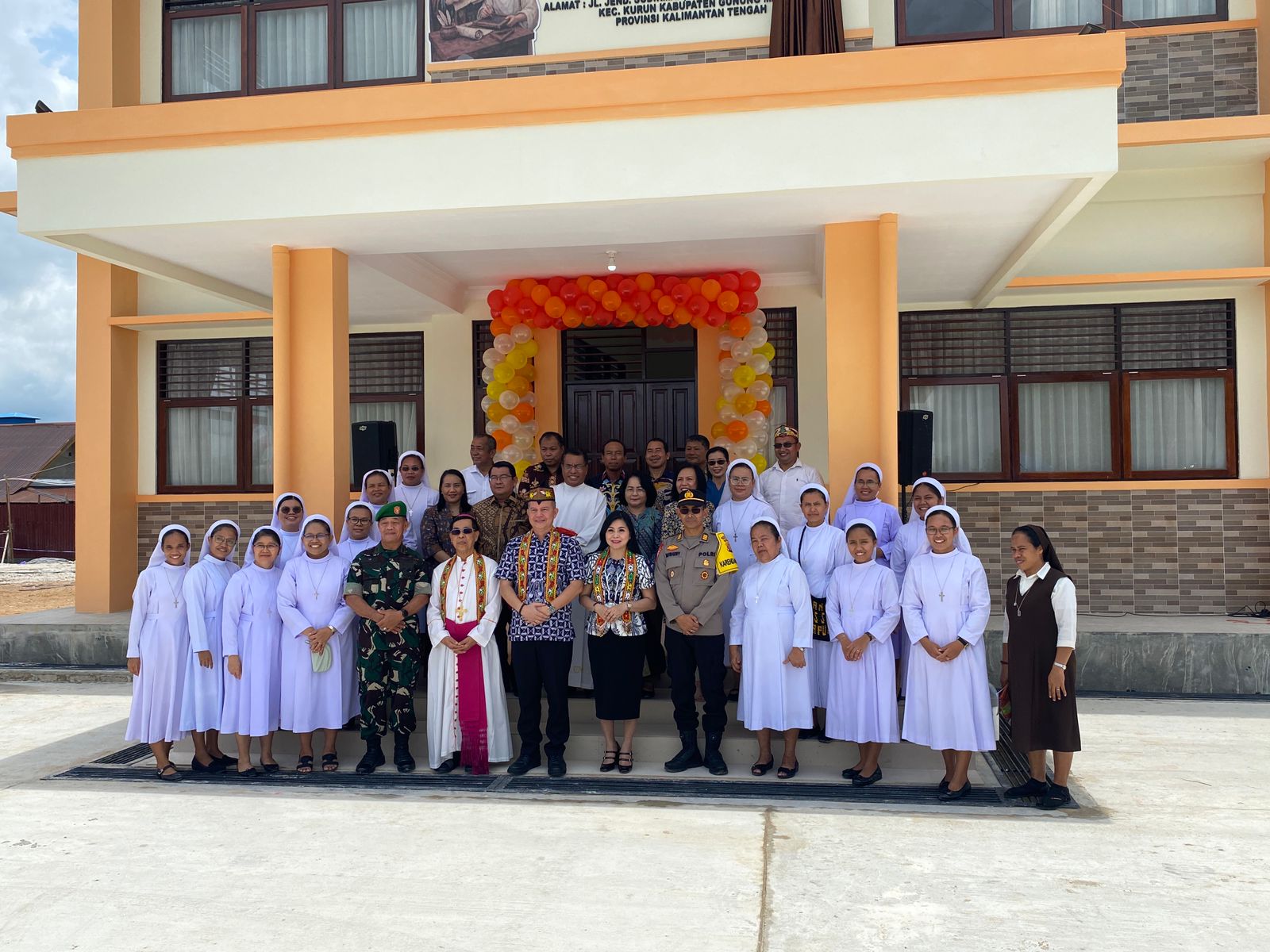 Bupati Gumas Jaya Samaya Monong bersama para guru SD Santo Yosef Kuala Kurun, usai pelaksanaan peresmian gedung, Kamis (19/3).  
