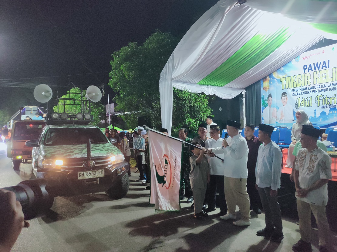  Bupati Lamandau Rizky Aditya Putra melepas pawai takbir keliling dalam rangka menyambut Idulfitri 1447 Hijriah di depan Gedung LPTQ Kabupaten Lamandau, Jumat (20/3) malam..   