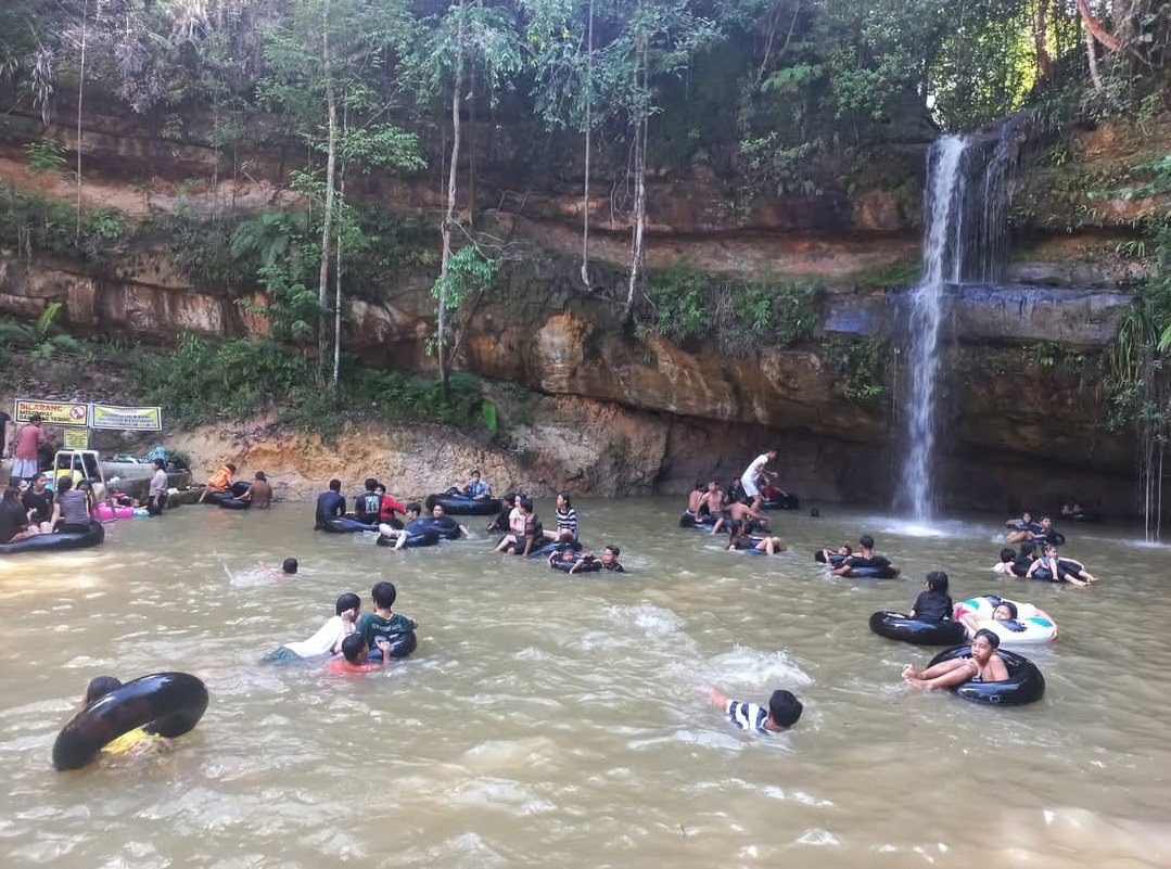 Objek wisata Air Terjun Batu Mahasur Kuala Kurun ramai dikunjungi wisatawan, Minggu (22/3).