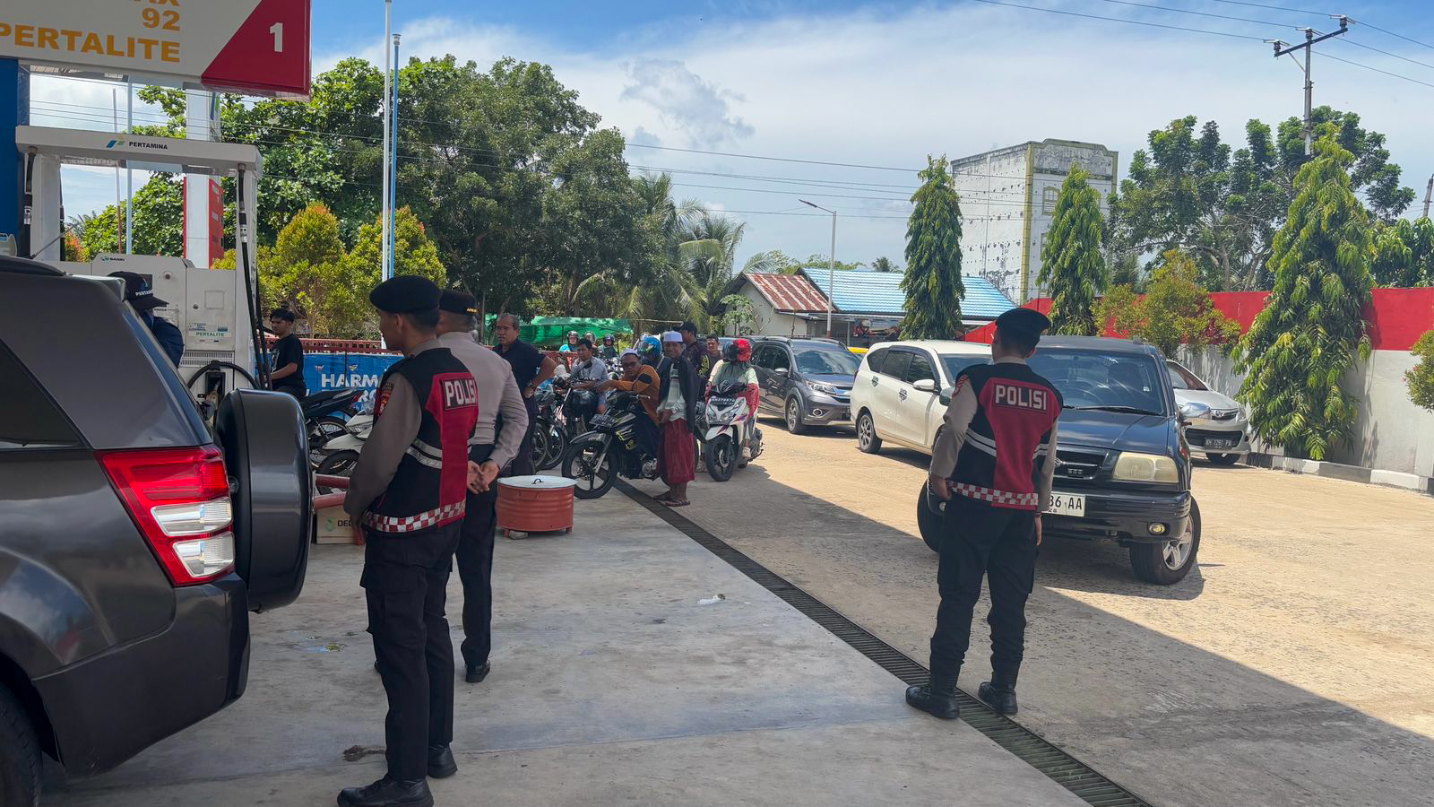 Kendaraan antre di SPBU Kuala Pembuang, Senin (23/3).   