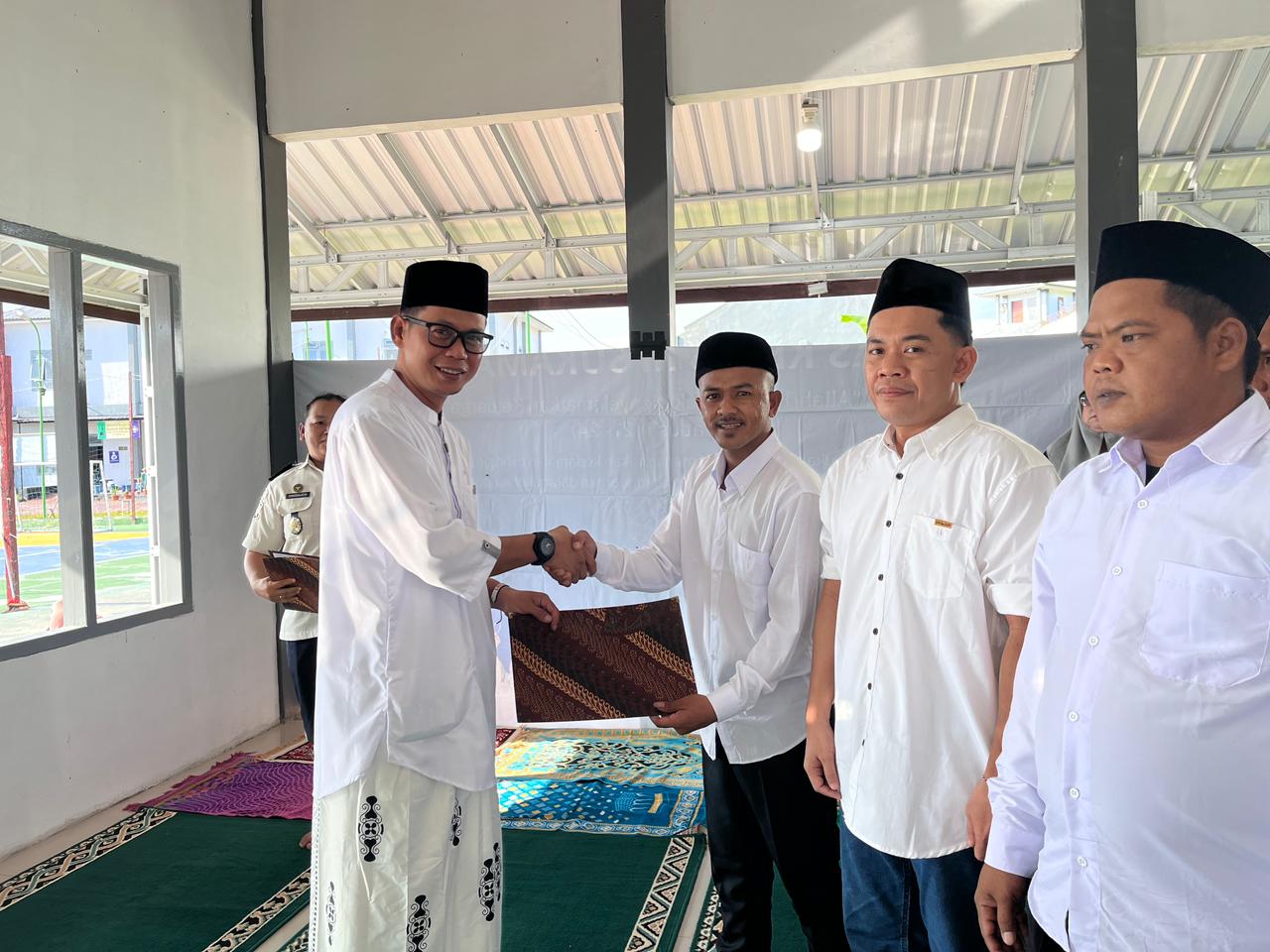 Kalapas Sukamara Fajar Nurcahyono Assyifa saat menyerahkan surat keputusan remisi kepada warga binaan Lapas Sukamara.