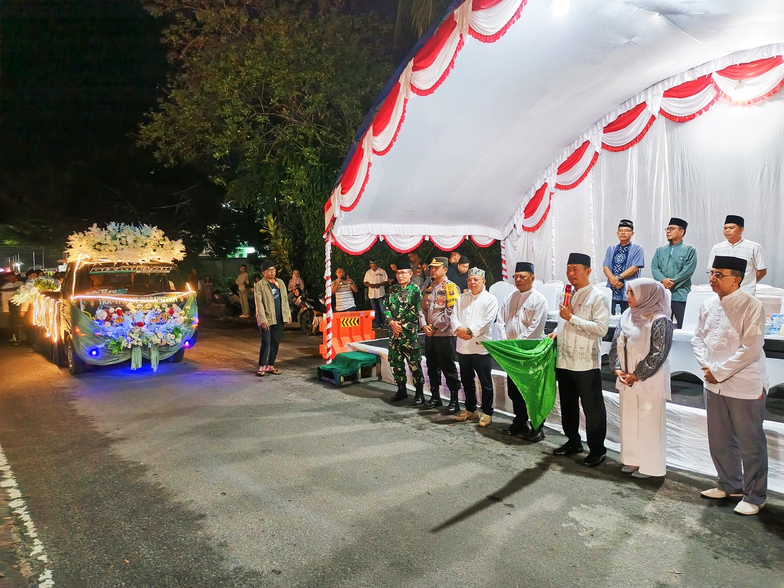 Bupati Sukamara Masduki saat melepas peserta serta pawai takbiran malam sebelum lebaran.    