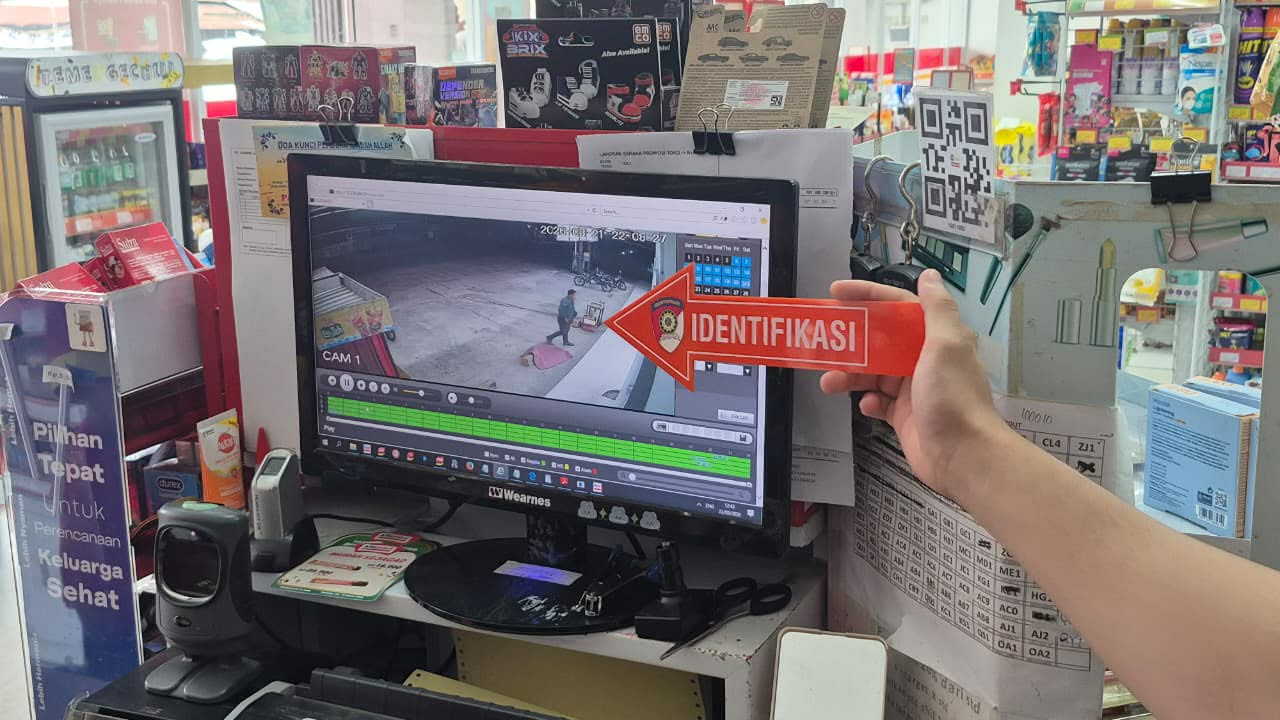 Polisi saat mengidentifikasi rekaman CCTV, aksi perampokan di sebuah Alfamart di Pahandut, Palangka Raya.