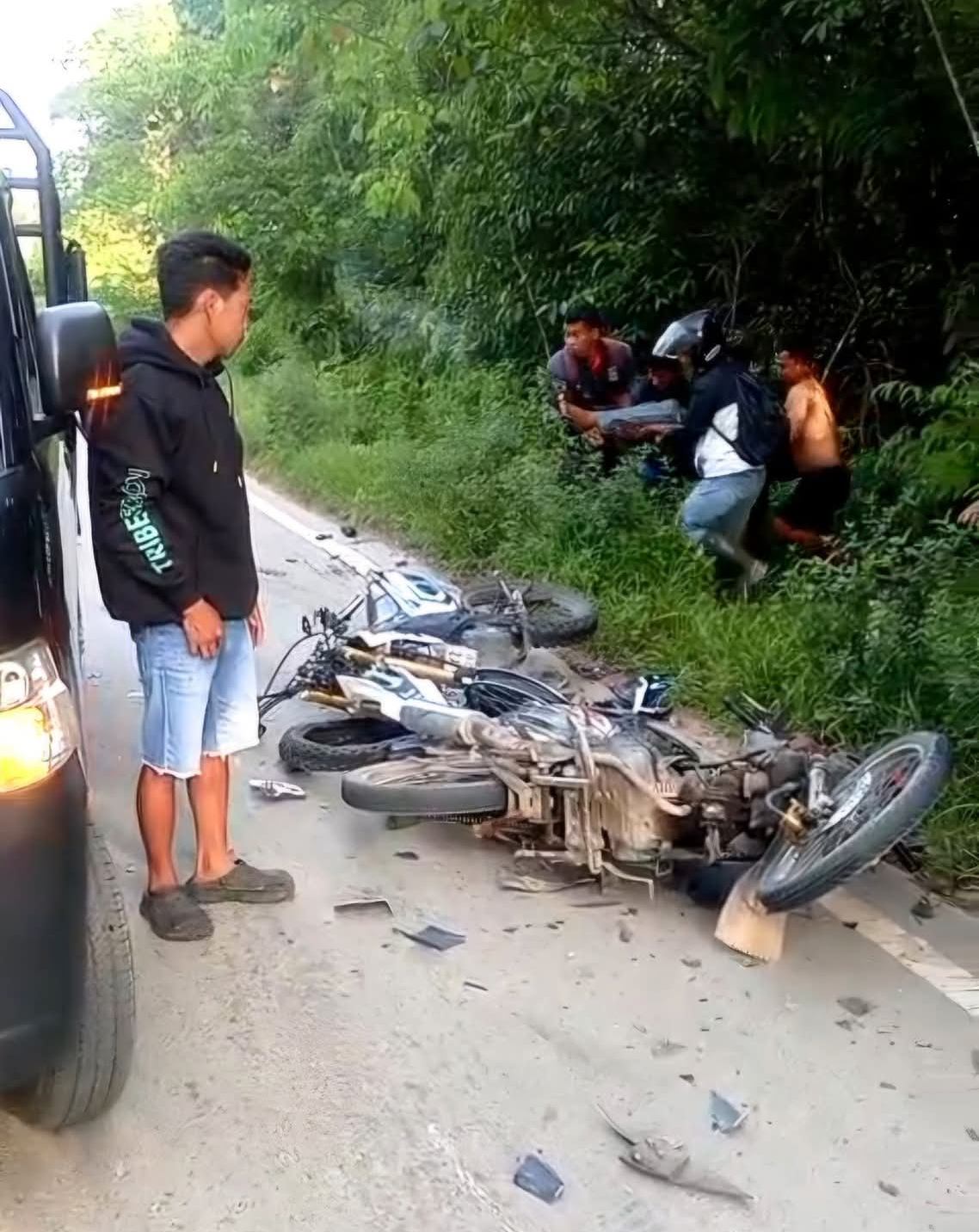 Kondisi kendaraan usai terlibat adu banteng di Jalan Pangkalan Muntai, Diung, Kecamatan Kotawaringin Lama, Kabupaten Kotawaringin Barat, Senin (23/3)
