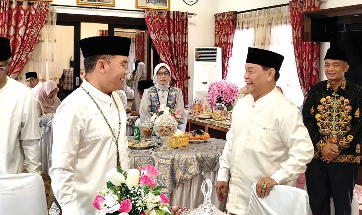 SILATURAHMI: Bupati Kotim Halikinnor saat berkunjung ke kediaman Gubernur Kalteng di Pangkalan Bun, dalam rangka silaturahmi Hari Raya Idulfitri 1447 Hijriah, baru-baru tadi. 