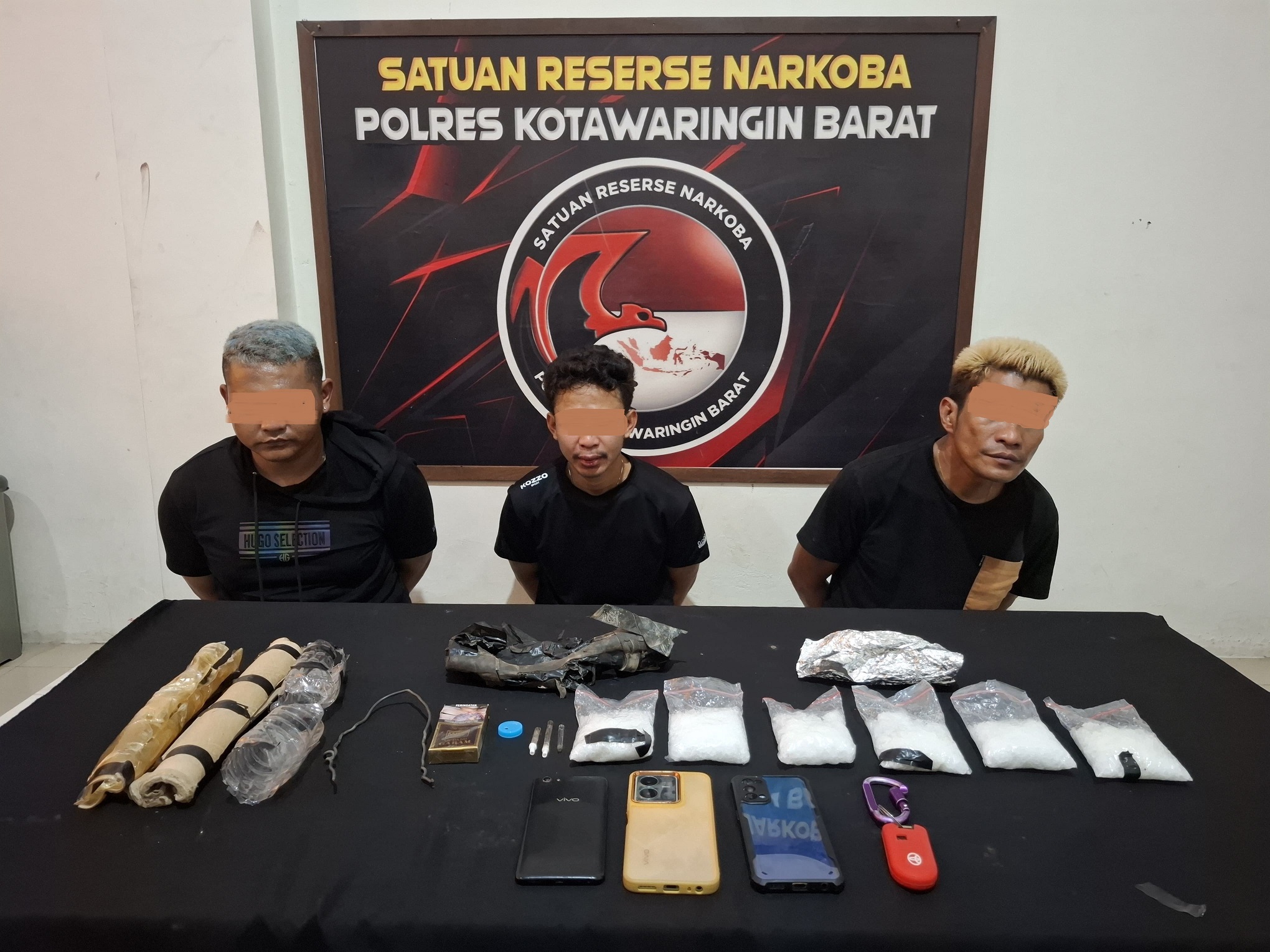 Ketiga pelaku pembawa narkotika jenis sabu saat berada di kantor Satnarkoba Polres Kobar, setelah diamankan Senin (23/3).