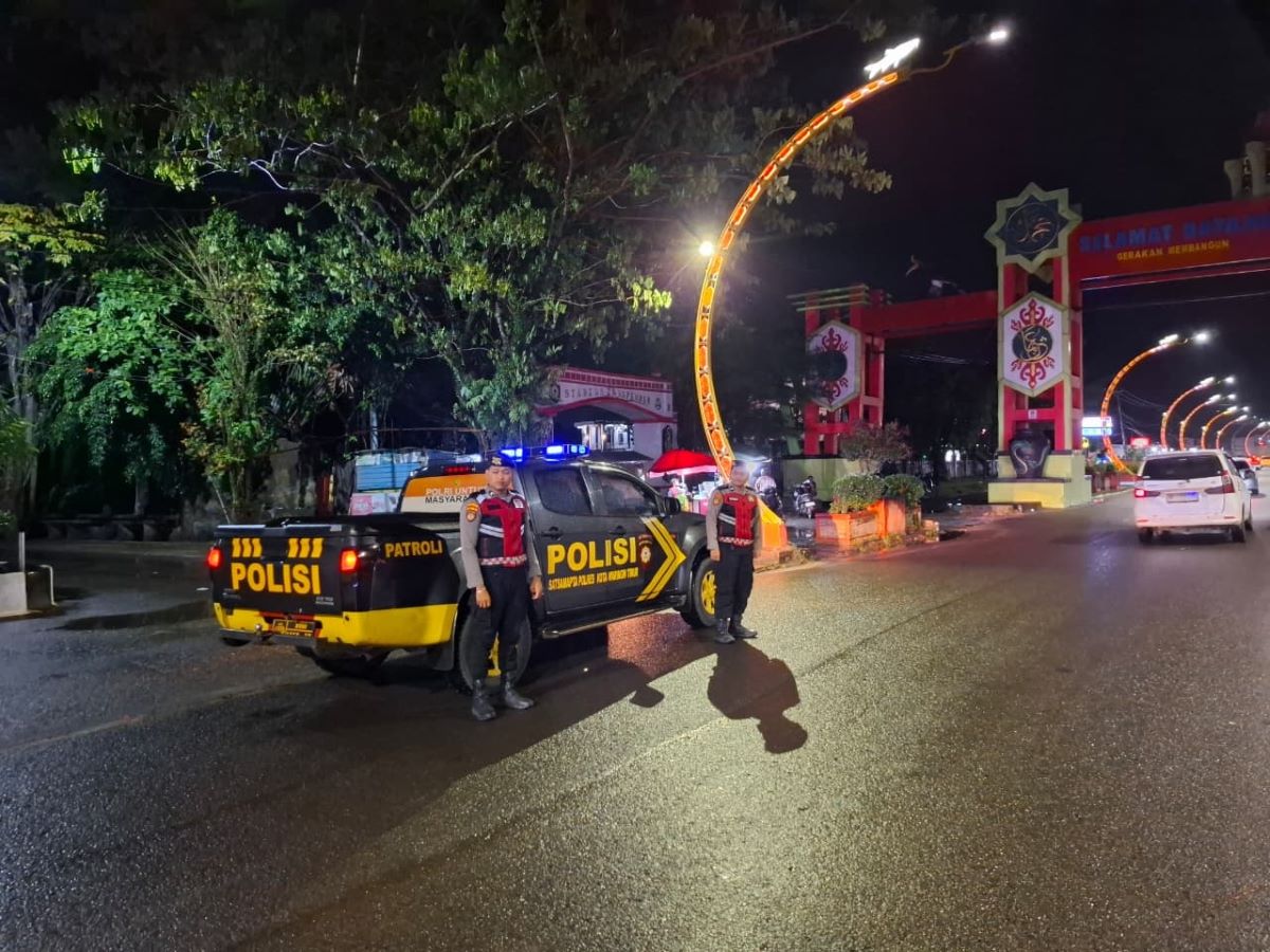 PATROLI : Personel Polres Kotim bersiaga di seputaran wilayah Baamang, Sampit, Minggu (22/3/2026) malam. 