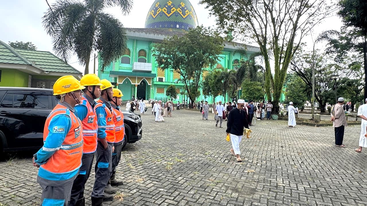 Petugas PLN saat bersiaga di salah satu masjid di Banjarbaru, untuk memastikan keandalan listrik saat masyarakat melaksanakan sholat Idulfitri.