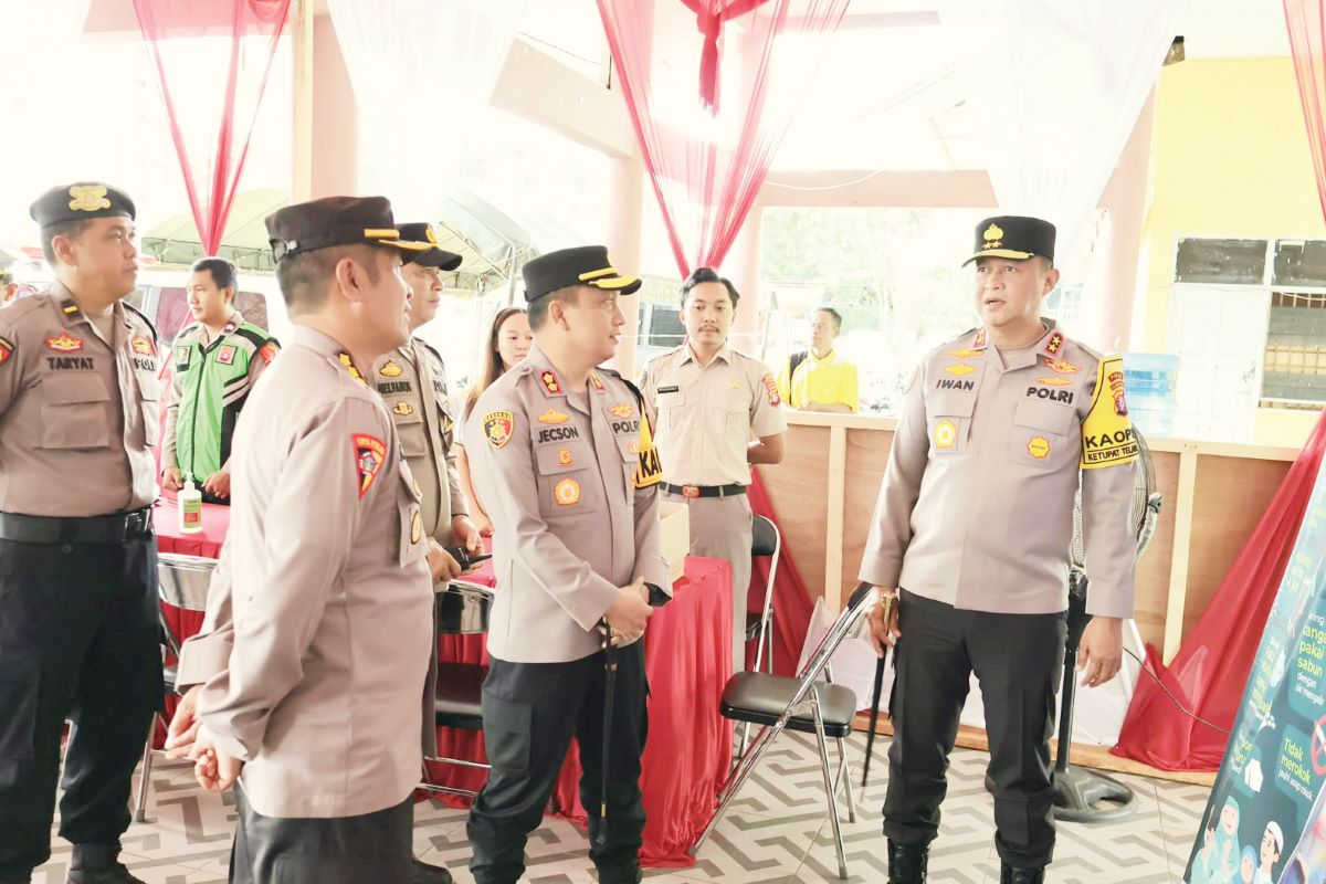 PENGAMANAN LEBARAN : Kapolda Kalteng Irjen Pol Iwan Kurniawan saat melaksanakan kunjungan kerja ke Polres Barito Timur (Bartim) dalam rangka meninjau pelaksanaan Operasi Ketupat Telabang 2026. 