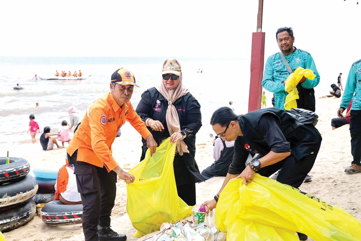 JAGA KEBERSIHAN : Wabup Kotim, Irawati saat meninjau wisata Ujung Pandaran dan mengajak pengunjung menjaga kebersihan di sekitar pantai, Senin (23/3/2026). 