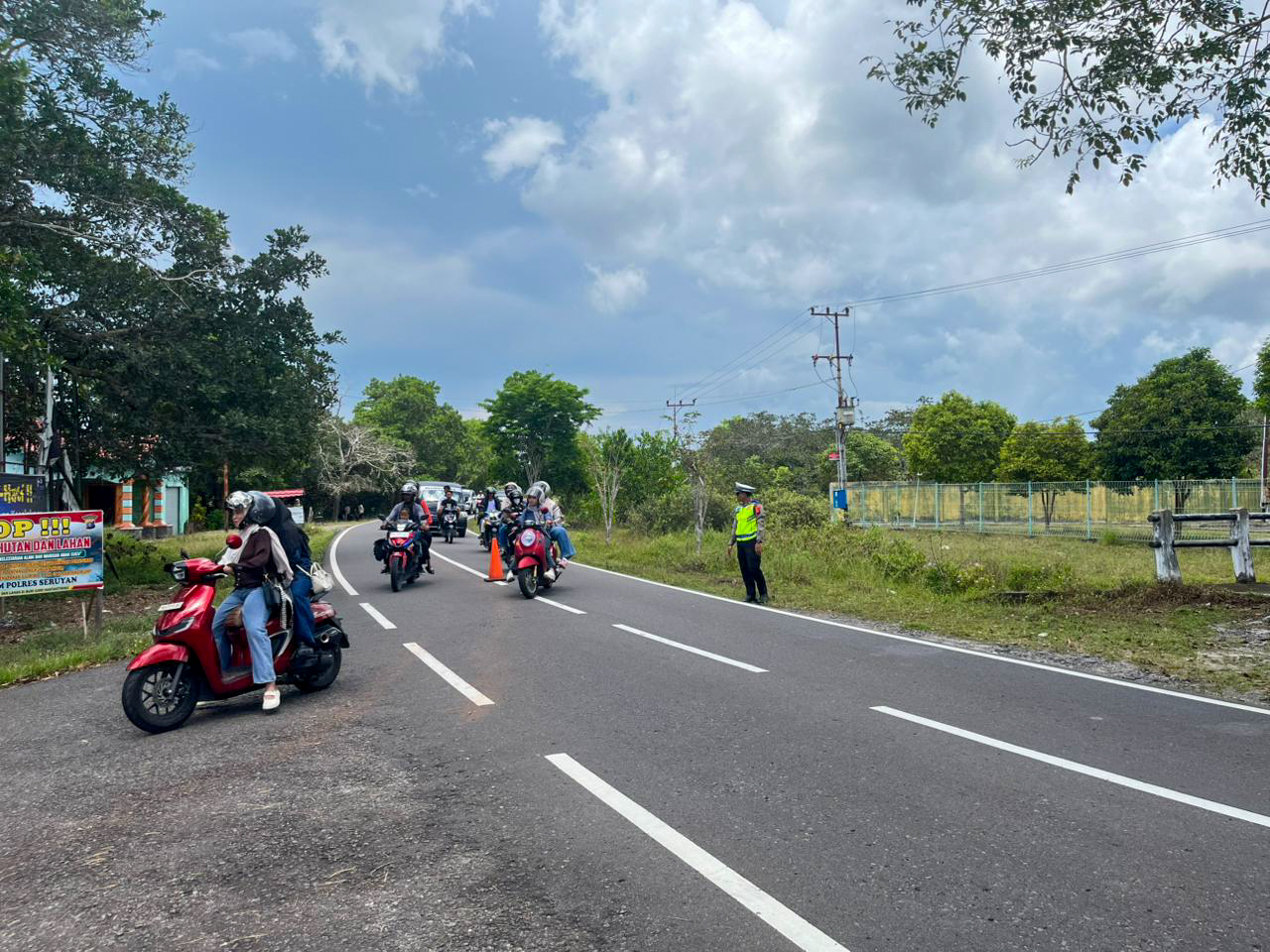  Wisatawan berkunjung ke Sei Bakau, jalur Trans Kuala Pembuang&ndash;Sampit.  