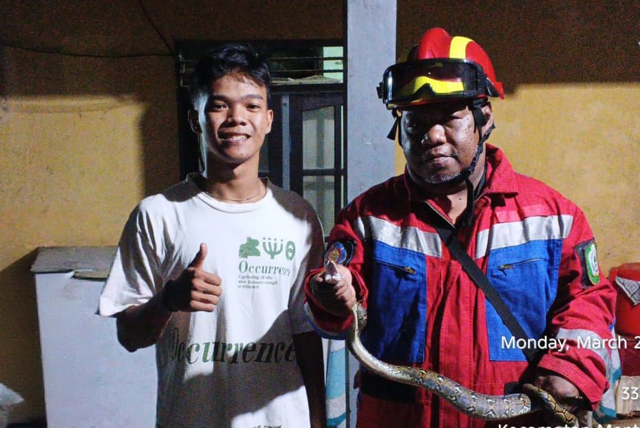 Pelapor bersama petugas Disdamkarmat Kotim usai evakuasi ular yang masuk ke rumahnya. (Disdamkarmat Kotim)