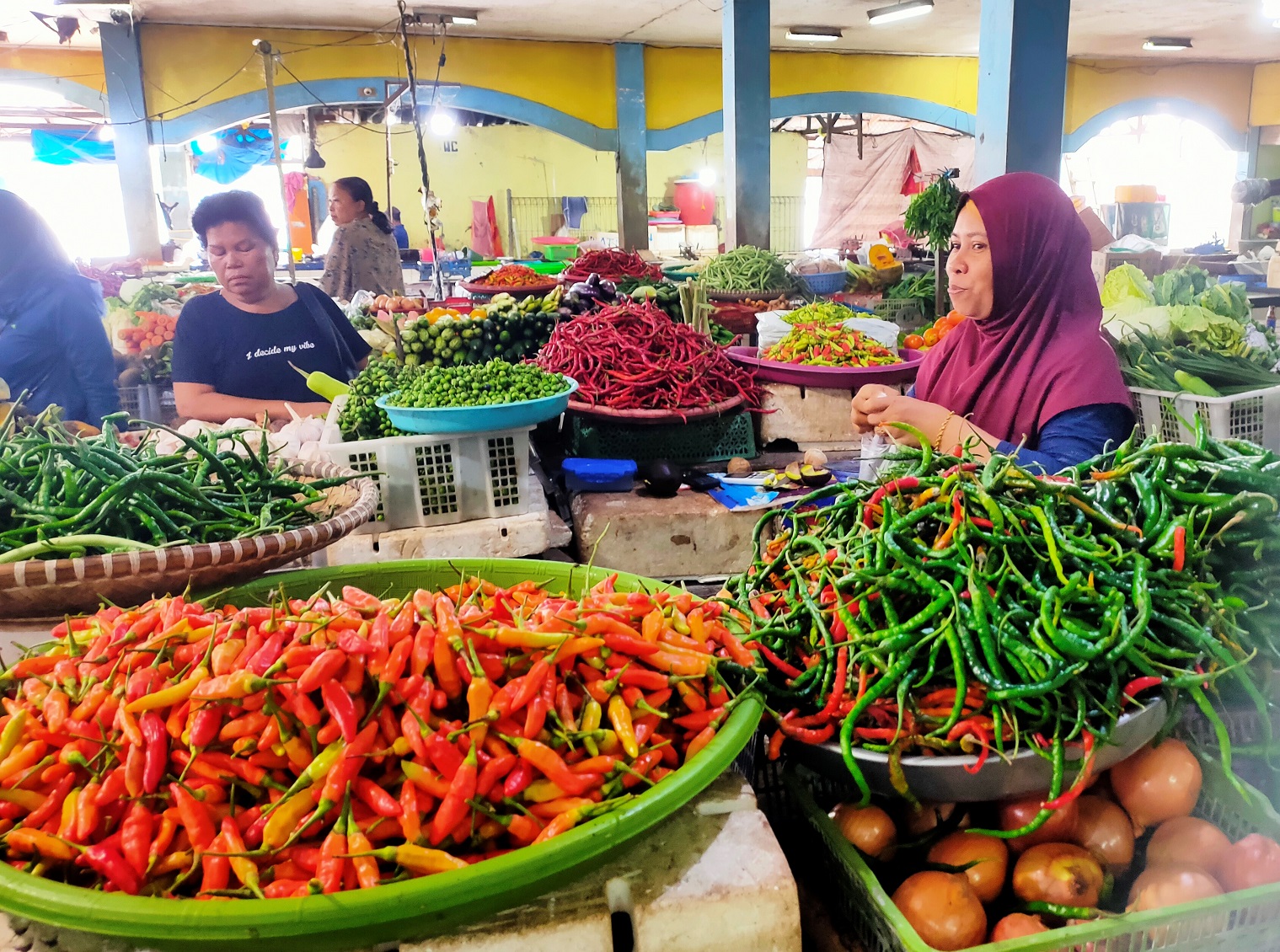 Aktivitas pedagang sayur mayur termasuk cabai, di salah satu pasar tradisional di Kota Sampit, Selasa (24/3).