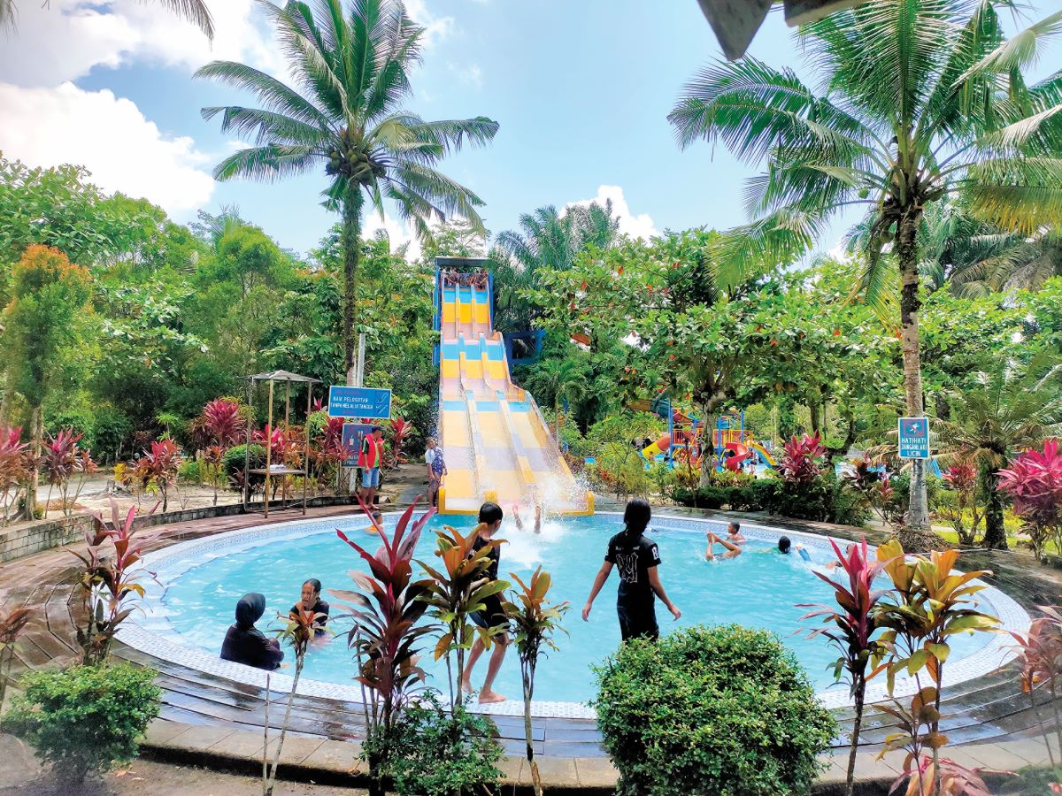 WISATA KELUARGA: Kolam renang Rau Kuku jadi destinasi favorit saat musim libur Lebaran. 