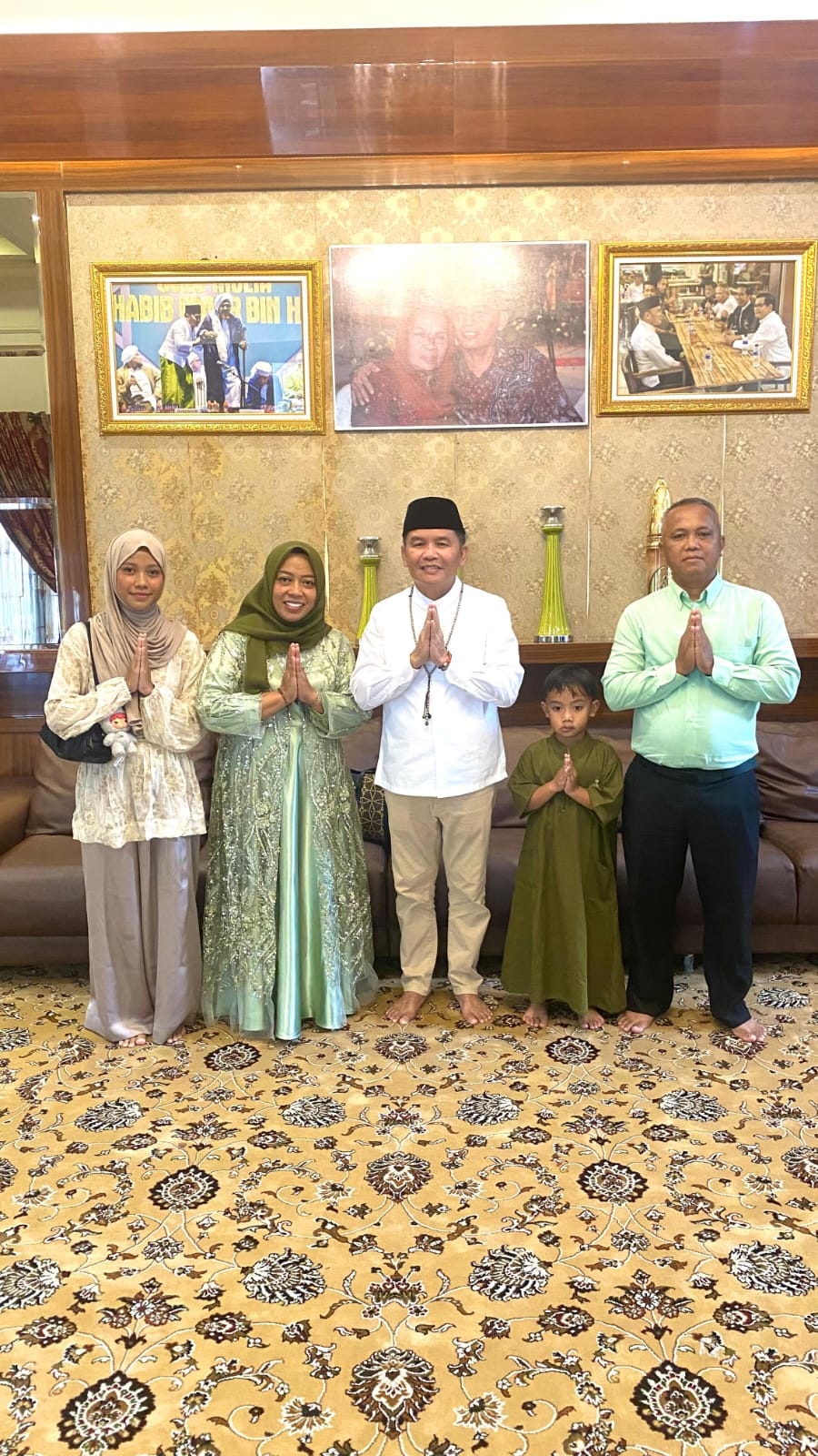Wakil Ketua II DPRD Kobar dan keluarga silaturahmi ke kediaman Gubernur Kalteng saat Idulfitri.   