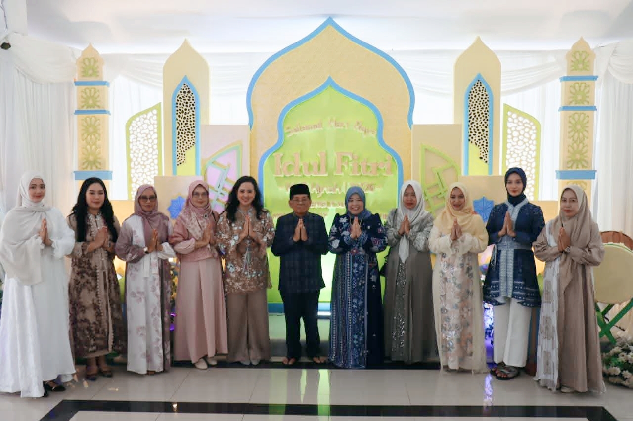 Bupati Kobar Hj Nurhidayah saat open house di rumah jabatan.    