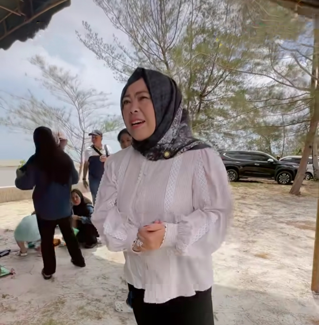 Bupati Kobar Hj Nurhidayah saat berada di kawasan Pantai Keraya pada Minggu 22 Maret 2026.
