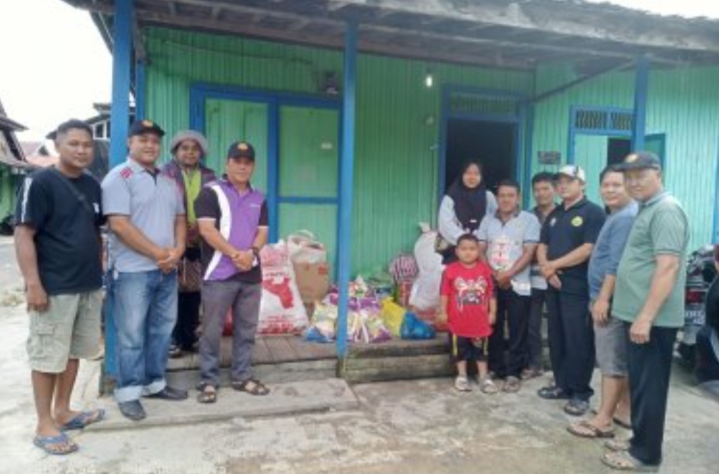 Suasana penyaluran bantuan kepada warga terdampak musibah kebakaran, di RT 004, Kelurahan Tewah, Selasa (24/5).   