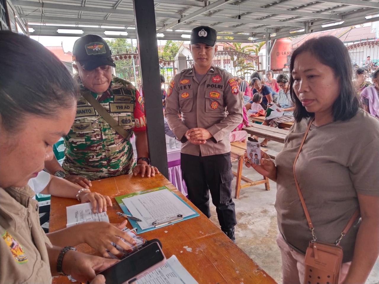 Suasana penyaluran kartu huma betang sejahtera kepada warga Desa Sepang Kota, Kecamatan Sepang, di balai desa setempat, Selasa (24/3).   