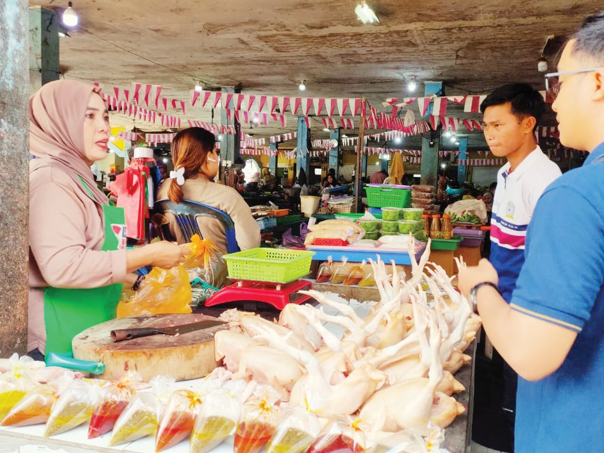 KABAR PASAR : Salah satu penjual ayam di salah satu pasar tradisional di Kota Sampit sedang melayani pembeli, Selasa (24/3/2026).