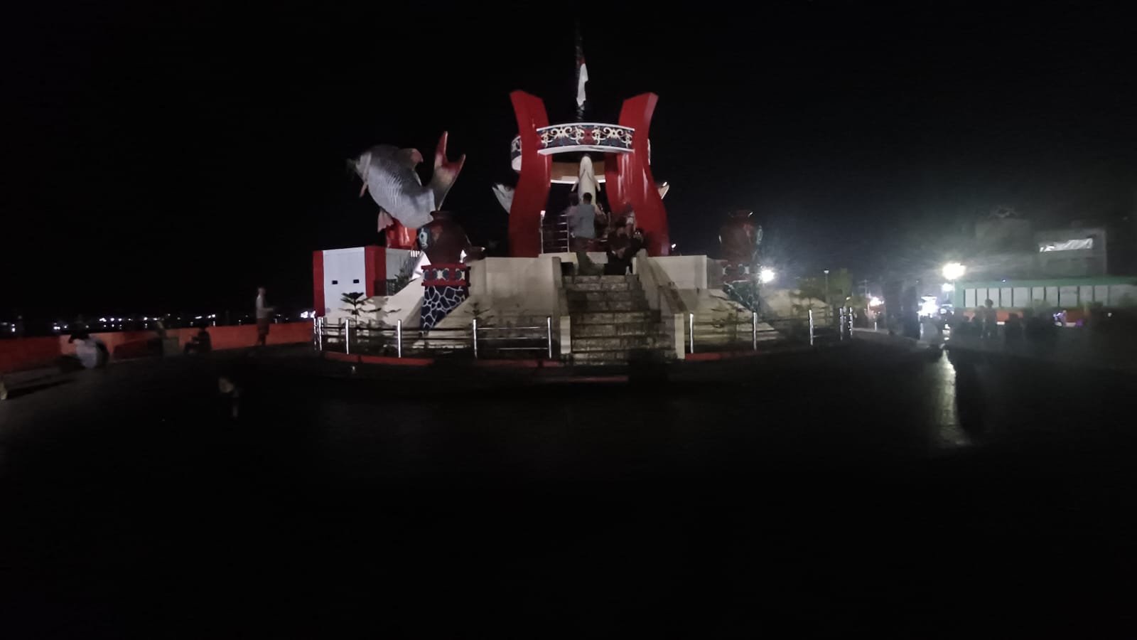 Suasana di kawsan wisata Kompleks Ikon Jelawat yang gelap gulita saat malam hari, Rabu (25/3/2026).