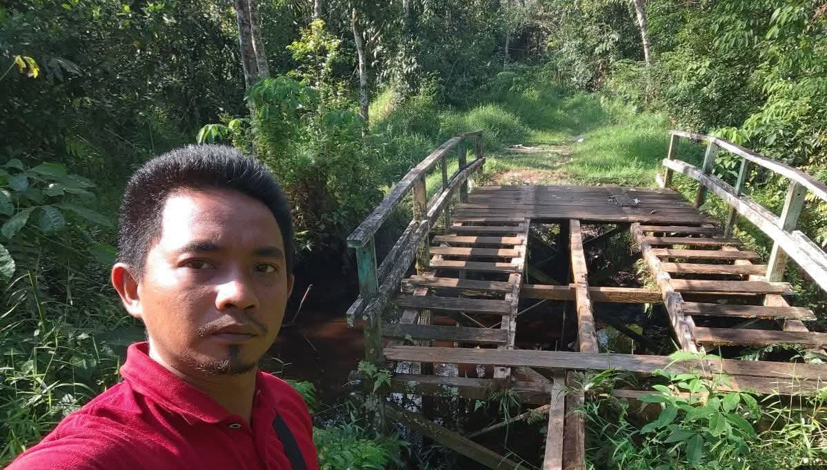 Kondisi jembatan akses ke kebun warga di Desa Cempaka Mulia Barat, rusak karena lantai jembatannya dicuri maling. (Fathur Rahman untuk Radar Sampit)