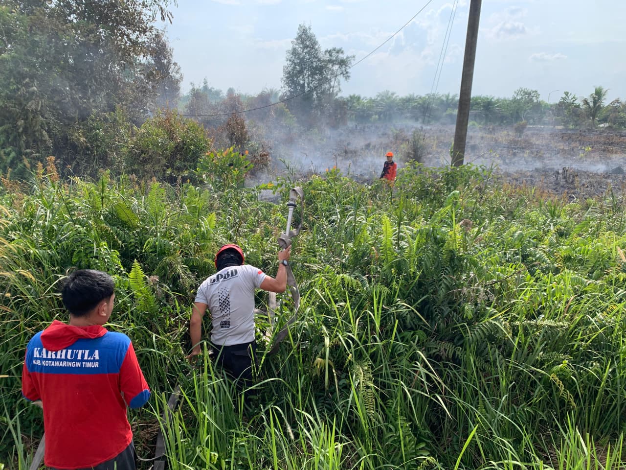 Petugas berjibaku memadamkan api yang membakar semak belukar di wilayah Kecamatan Baamang, Rabu (25/3/2026). (BPBD Kotim)