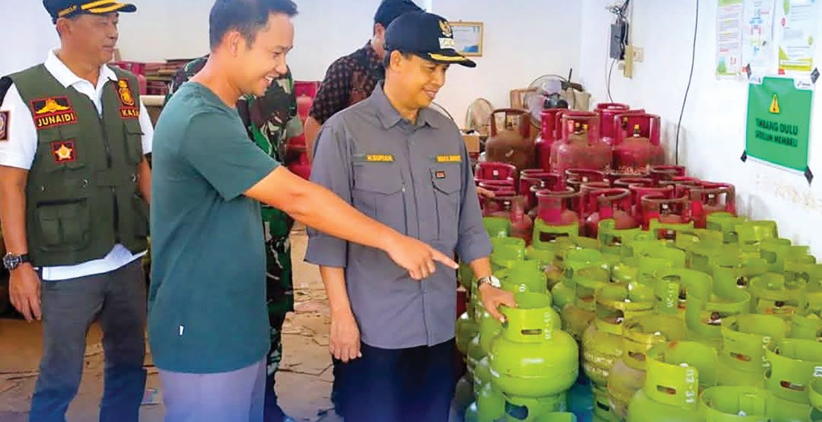 INSPEKSI: Tim Pengendalian Inflasi Daerah (TPID) yang dipimpin Wakil Bupati Seruyan Supian inspeksi  ke pangkalan LPG 3 kilogram di Kelurahan Kuala Pembuang I dan II. 