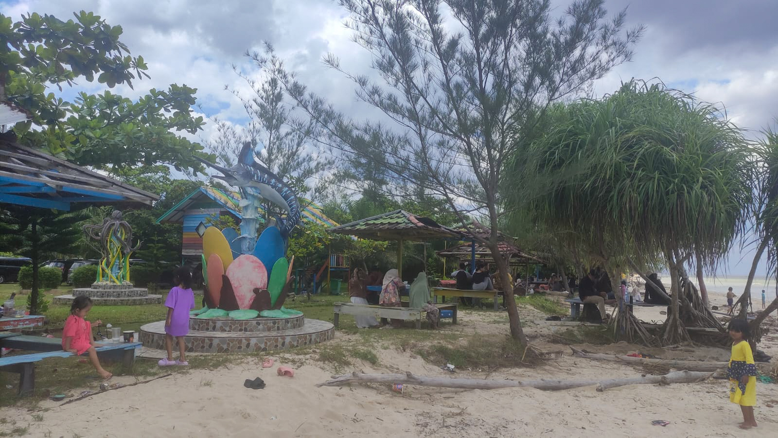 Suasana Pantai Amamas di kawasan Tebing Kalap yang ramai dikunjungi wisatawan, termasuk warga dari Kuala Pembuang, Selasa (24/3).    