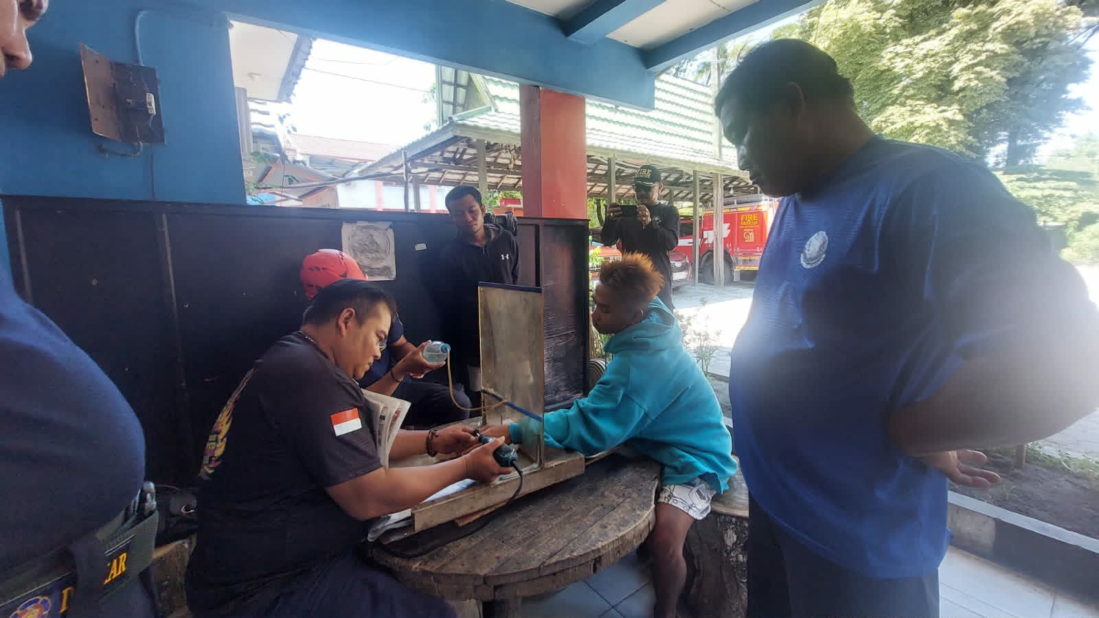 Seorang pemuda berinisial Eg (20), warga Jalan Mendawai KM 1, Jalan Tjilik Riwut, saat dibantu tim Damkar Kota Palangka Raya, untuk melepas cincin di jarinya, Rabu (25/3)