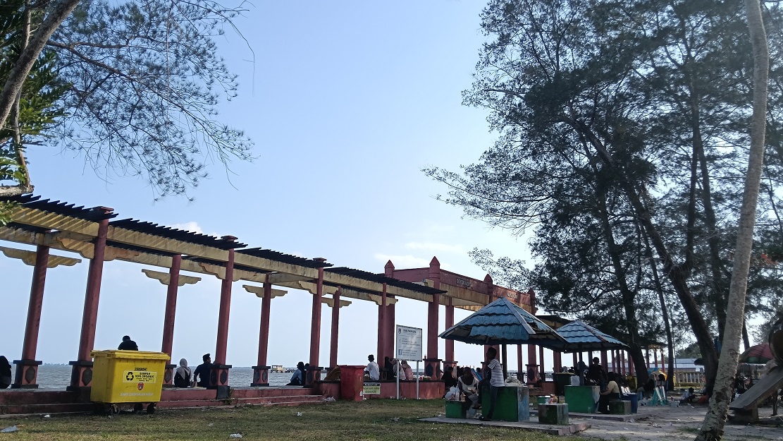 Suasana libur lebaran di Pantai Kubu, Desa Kubu, Kecamatan Kumai, Kabupaten Kotawaringin Barat, Selasa 24 Maret 2026.   