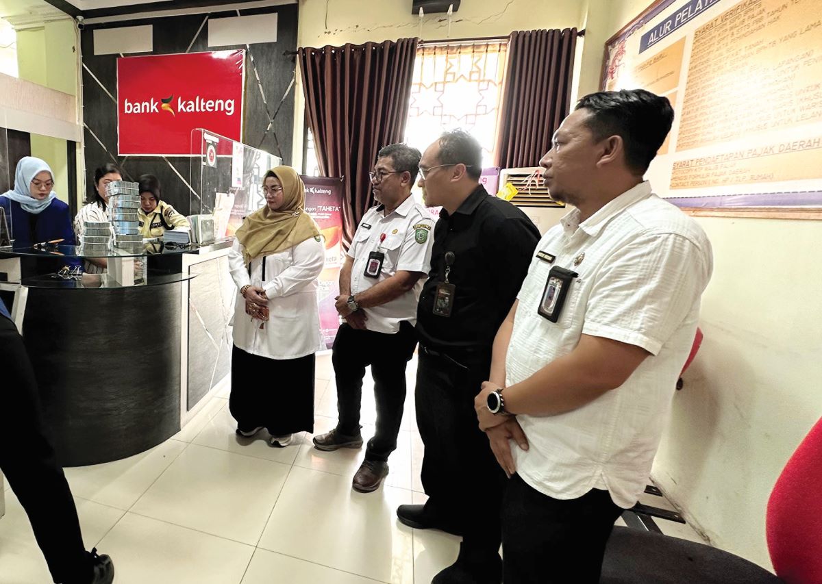 TAAT PAJAK: Wabup Kotim Irawati bersama Kepala Bapenda Kotim Ramadansyah menyaksikan langsung proses pembayaran PBB-P2 oleh wajib pajak di Kantor Bapenda Kotim, Rabu (25/3/2026). 