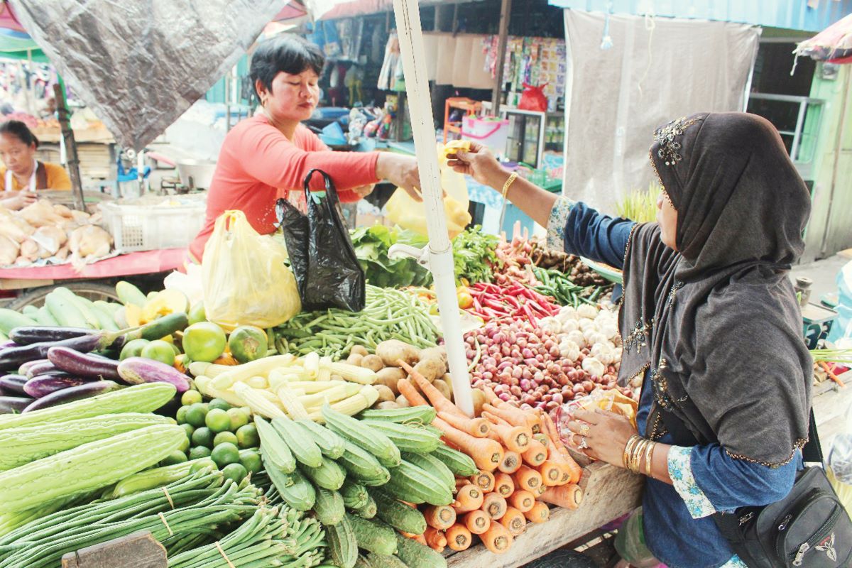 KABAR PASAR: Aktivitas jual beli di pasar besar Palangka Raya/MMCKalteng