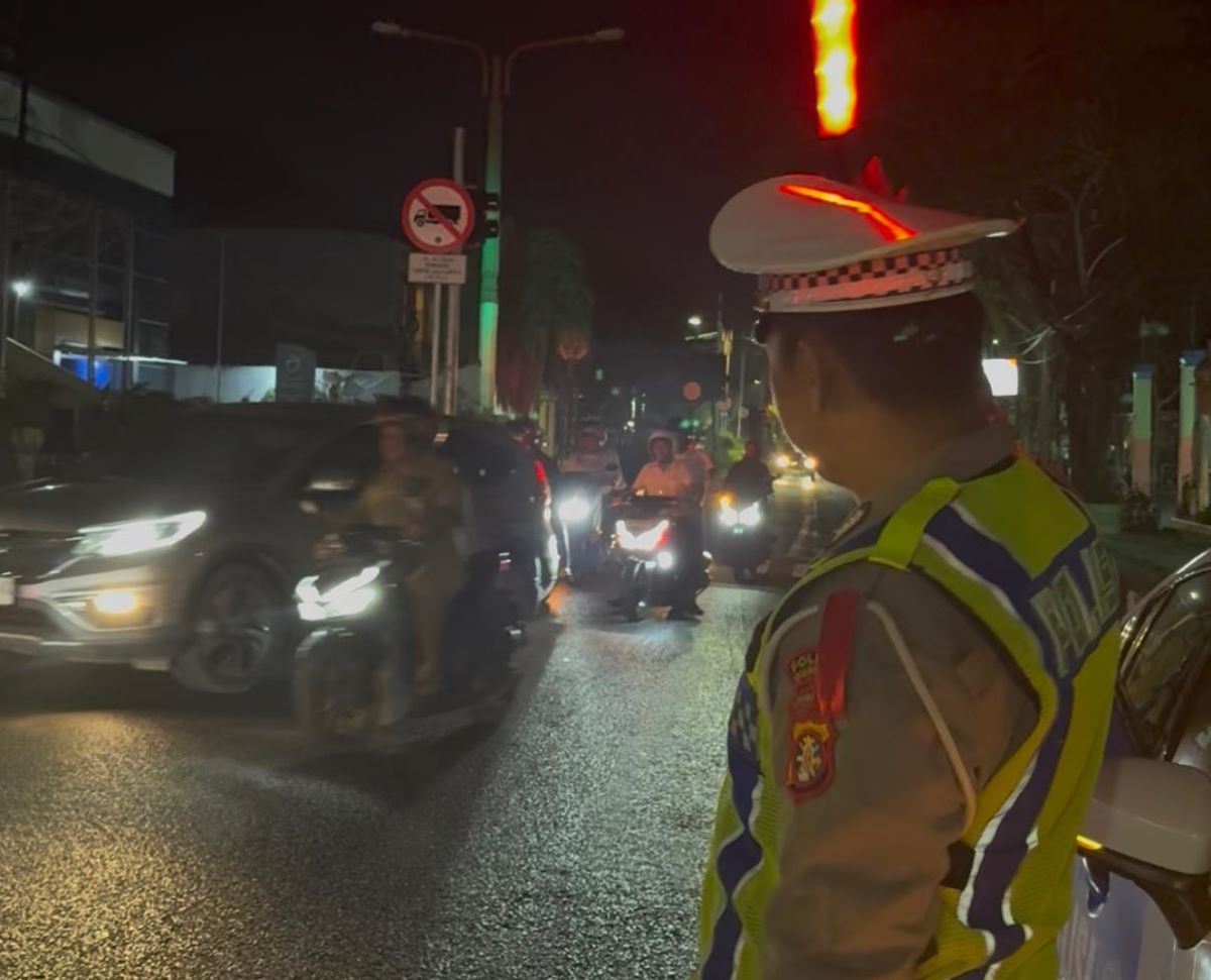 PATROLI MALAM : Polantas Polres Kotim melaksanakan pengaturan lalu lintas Jalan A Yani, Sampit, Selasa (24/3/2026) malam. 