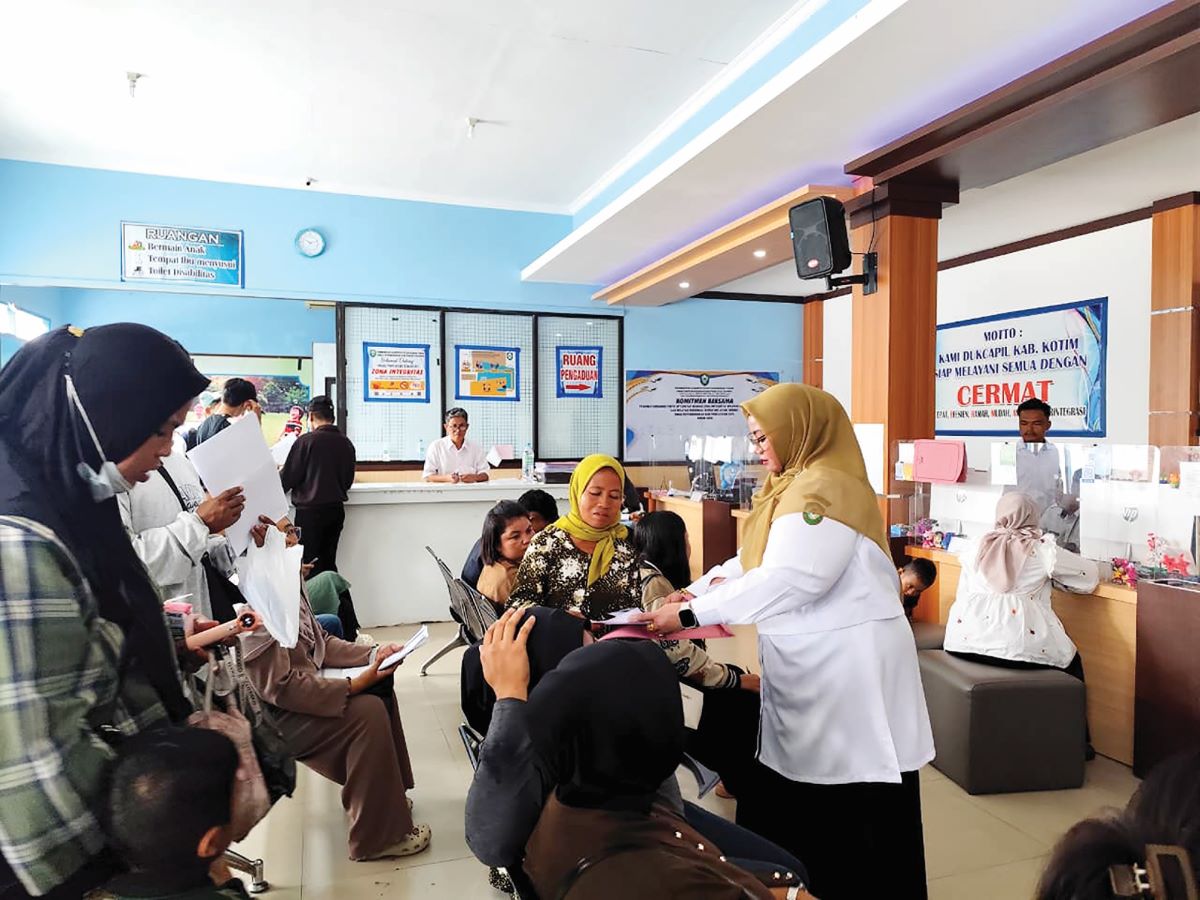 SIDAK: Pascalibur Idulfitri, Wabup Kotim Irawati melakukan sidak pelayanan publik di Kantor Disdukcapil Kotim, Rabu (25/3/2026). 