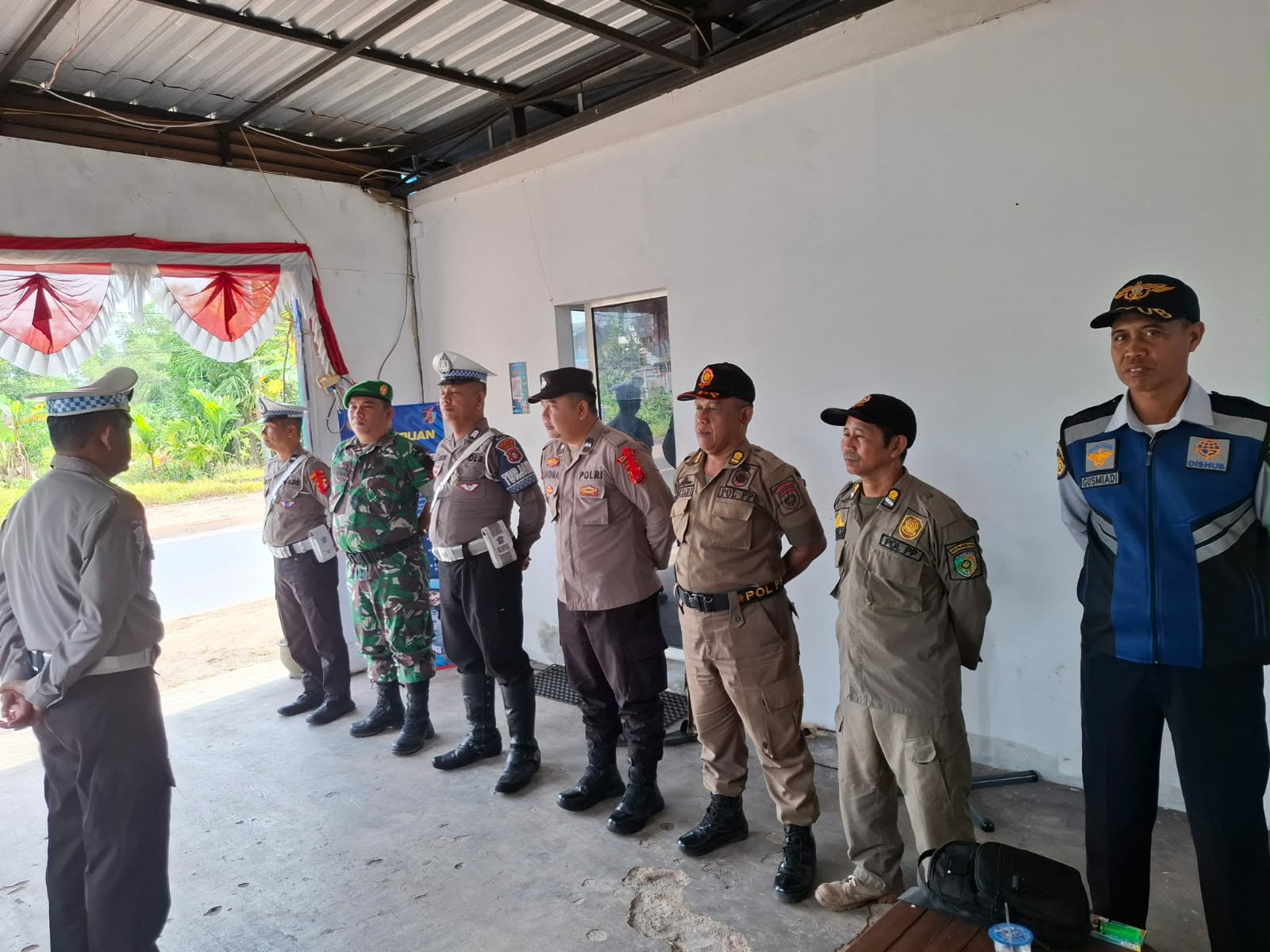 Anggota Kodim 1016/Palangka Raya turut diterjunkan untuk siaga di pos-pos pengamanan guna menciptakan situasi yang aman dan kondusif bagi masyarakat.