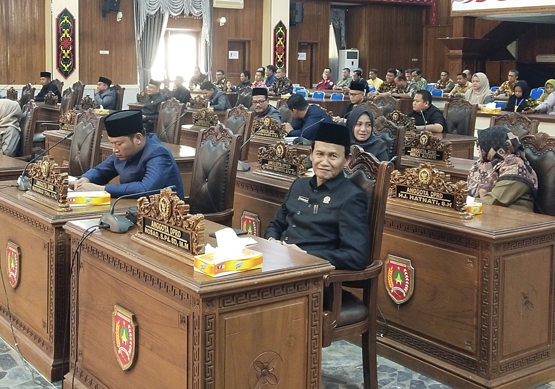 Rosad (paling kanan) saat mengikuti rapat paripurna DPRD Kotawaringin Barat.  