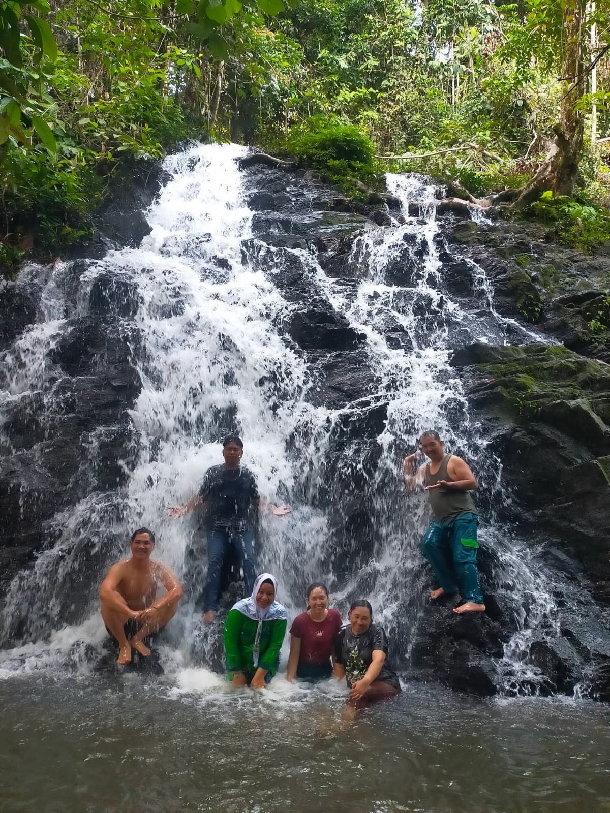 Suasana liburan keluarga Lily Ruslan di objek wisata Air Terjun Sahai, Desa Tumbang Lapan, Kecamatan Miri Manasa, Selasa (24/3).