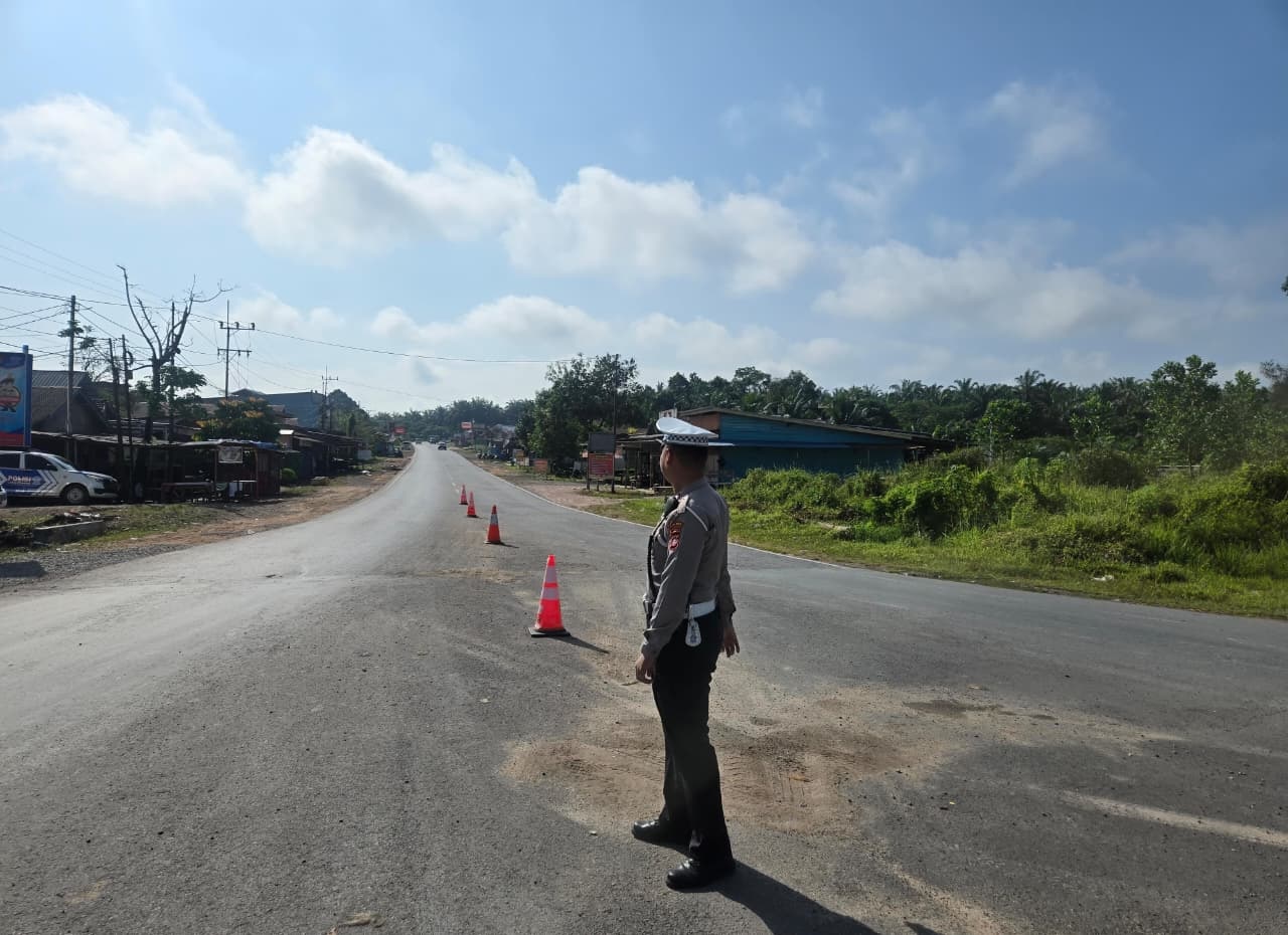 Anggota Polres Lamandau melakukan pengamanan di beberapa Pos Pelayanan Terpadu.    