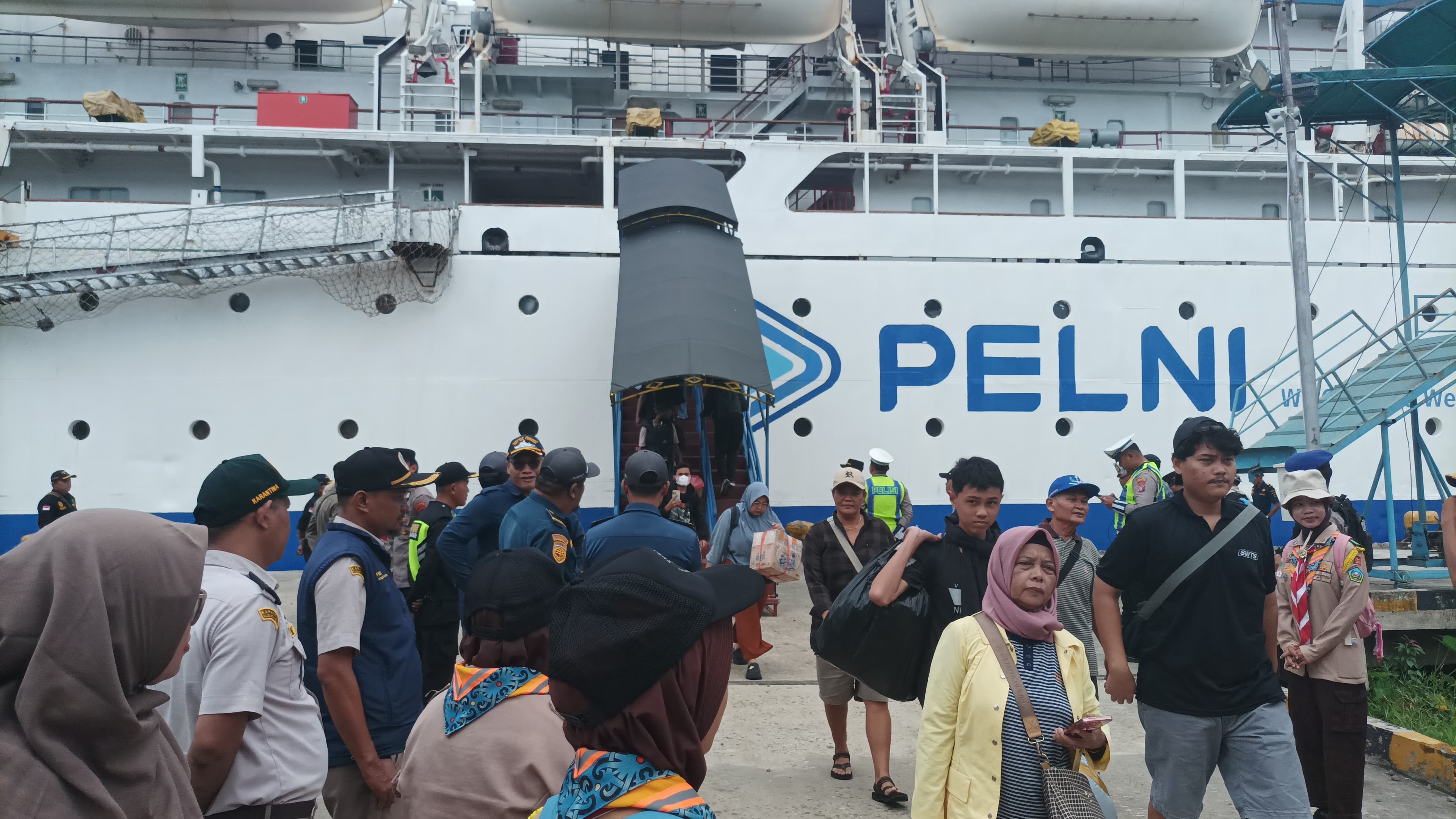 Penumpang KM Lawit dari Semarang saat tiba di Pelabuhan Sampit, Rabu (25/3).