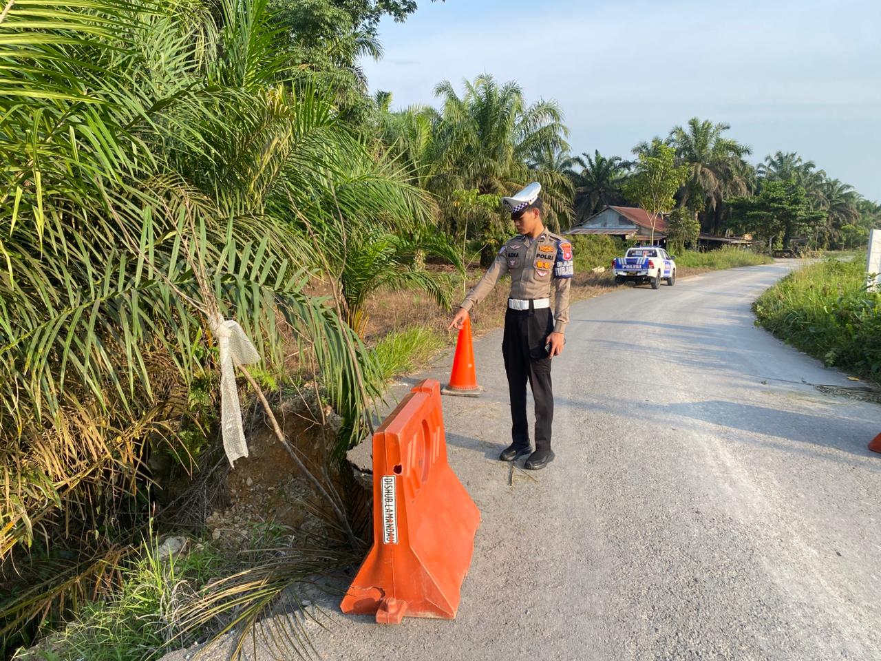 Jalan dan jembatan menuju Desa Wonorejo, Kecamatan Sematu Jaya, longsor pada Kamis (26/3).