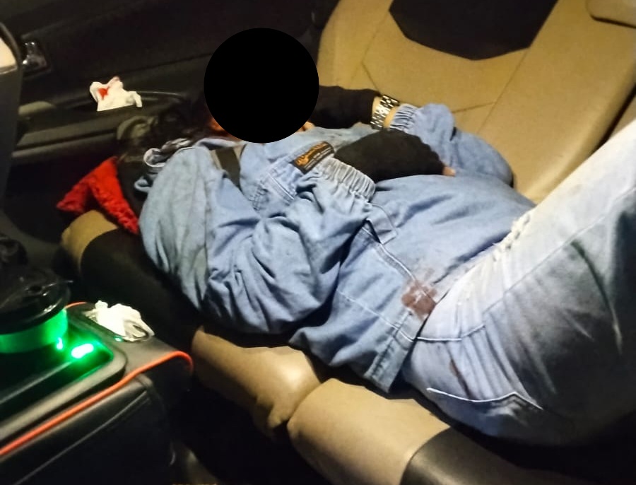 Halimah (34) setelah dievakuasi setelah mengalami kecelakaan di Jalan Kasongan menuju Tumbang Kaman, tepatnya di sekitar Desa Tewang Rangkang, Kabupaten Katingan. 