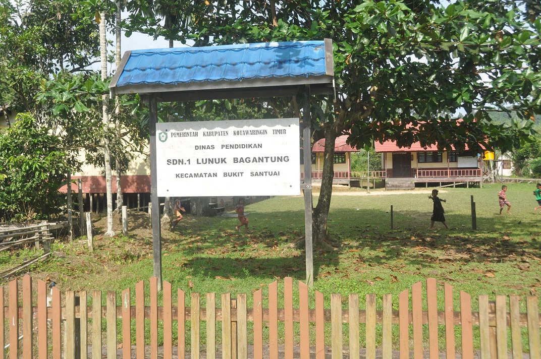 Salah satu fasilitas pendidikan di Desa Lunuk Bagantung Kecamatan Bukit Santuai, yang juga menantikan aliran listrik PLN.