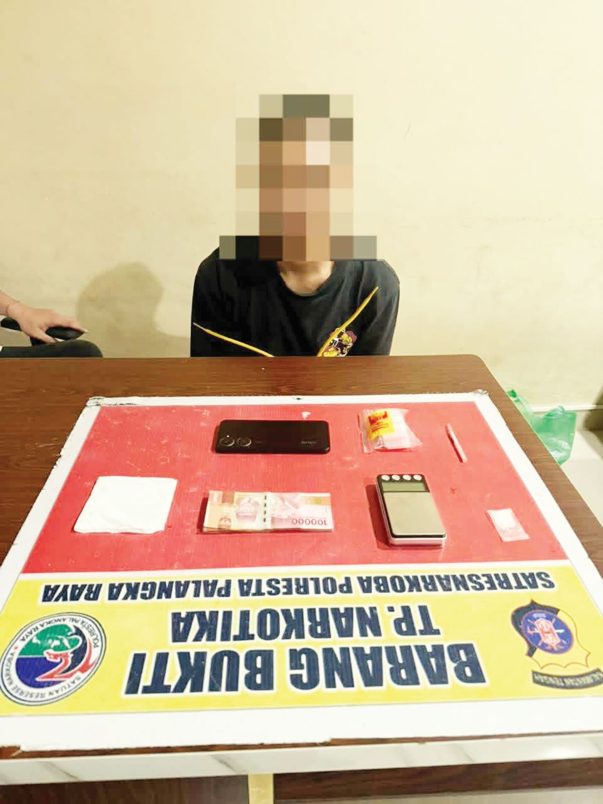 NARKOBA : Pelaku SR bersama barang bukti diamankan di Mapolresta Palangka Raya. FOTO: IST/RADAR SAMPIT