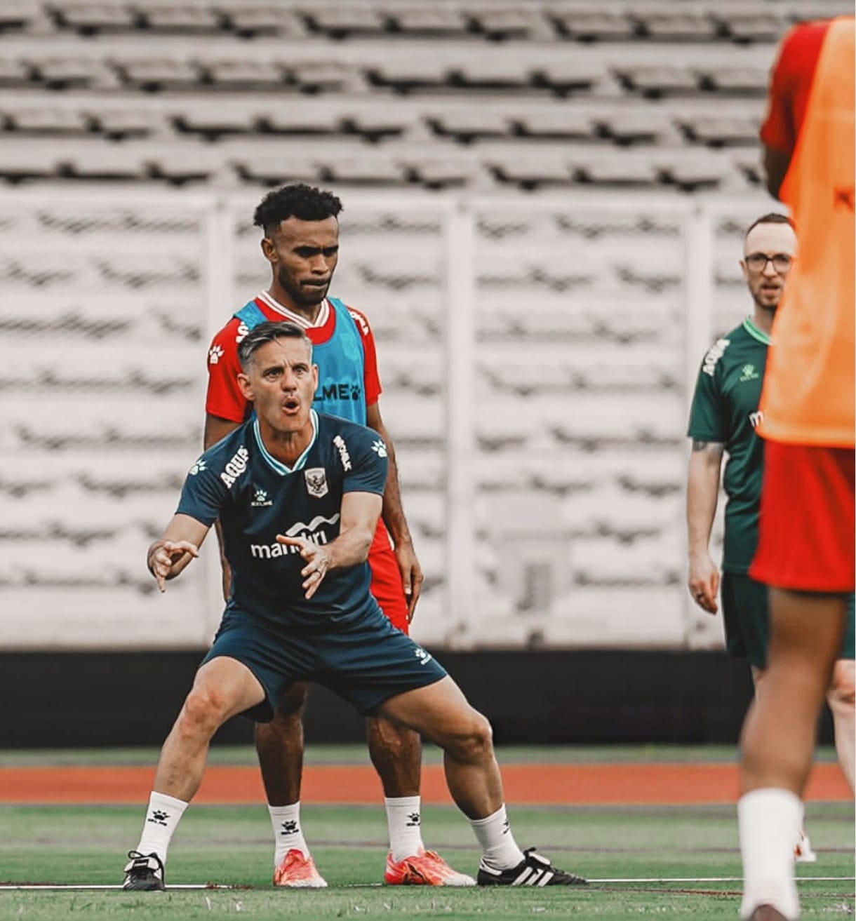 John Herdman, dalam sesi latihan bersama para pemain timnas Indonesia menjelang FIFA Series 2026.