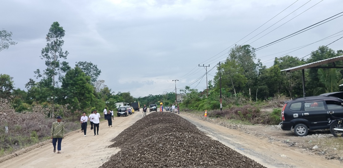  Pengerjaan peningkatan Jalan Veteran Desa Kartamulia tahun lalu.