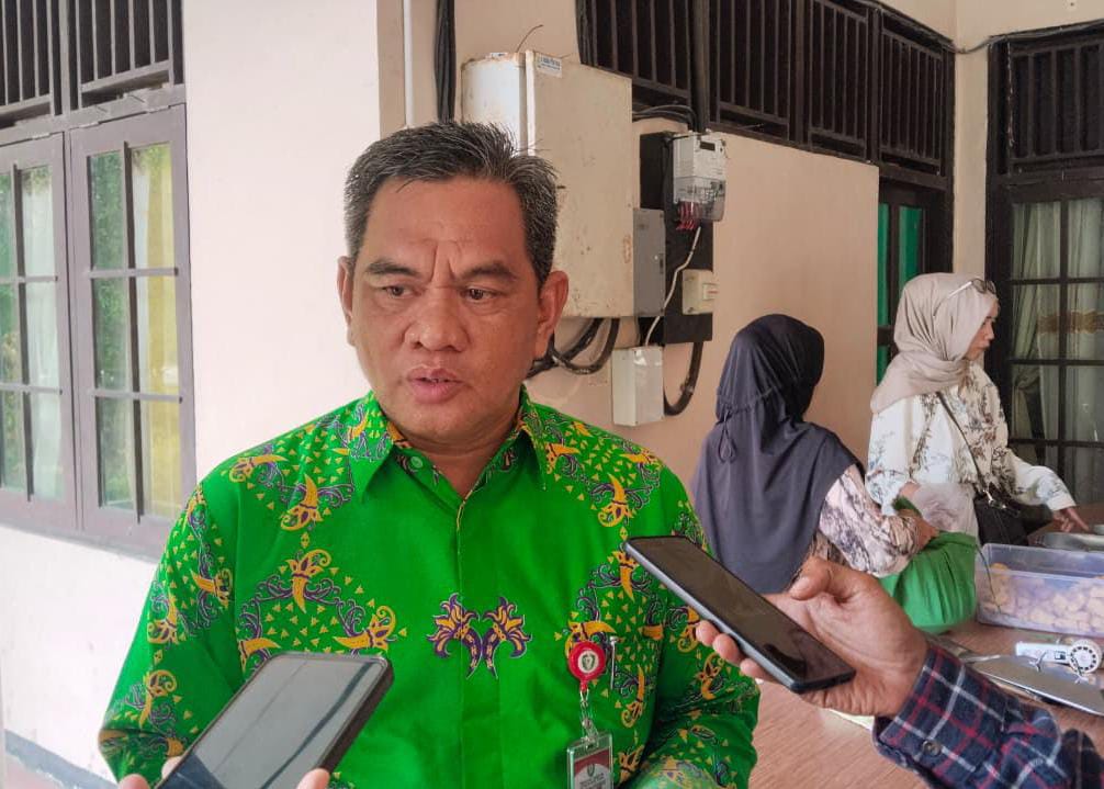 Asisten II Setda Kotim, Rody Kamislam, mengatakan kenaikan harga minyak dunia dapat berdampak pada harga BBM yang menjadi komponen penting dalam distribusi barang.  (Akbar/Radar Sampit)