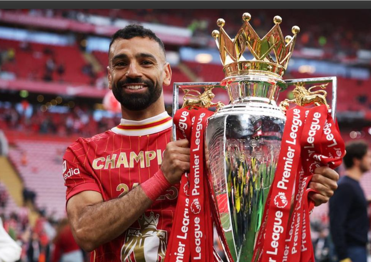 Mohamed Salah dengan Thropy Liga Inggris musim 2024/2025