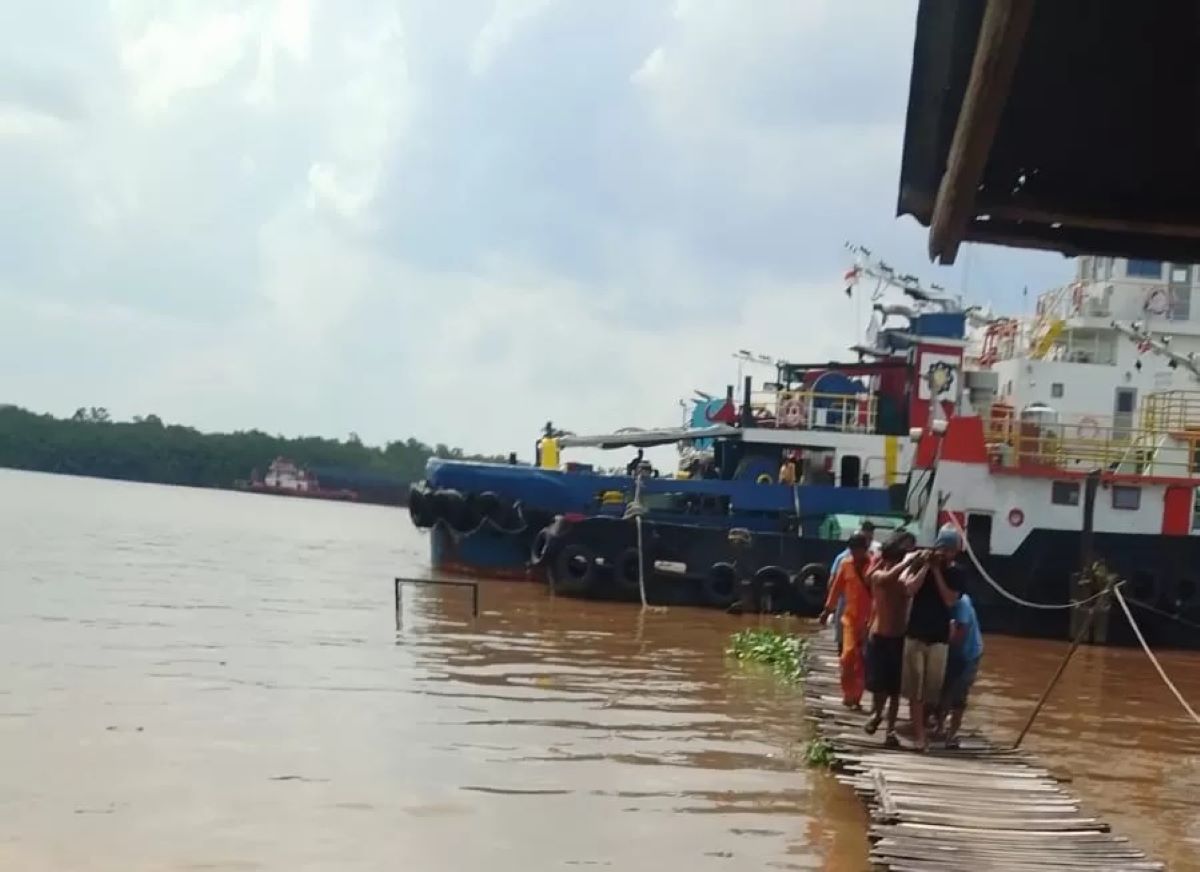 EVAKUASI: Relawan saat mengevakuasi Kkairul Anwar di perairan Sungai Barito. 